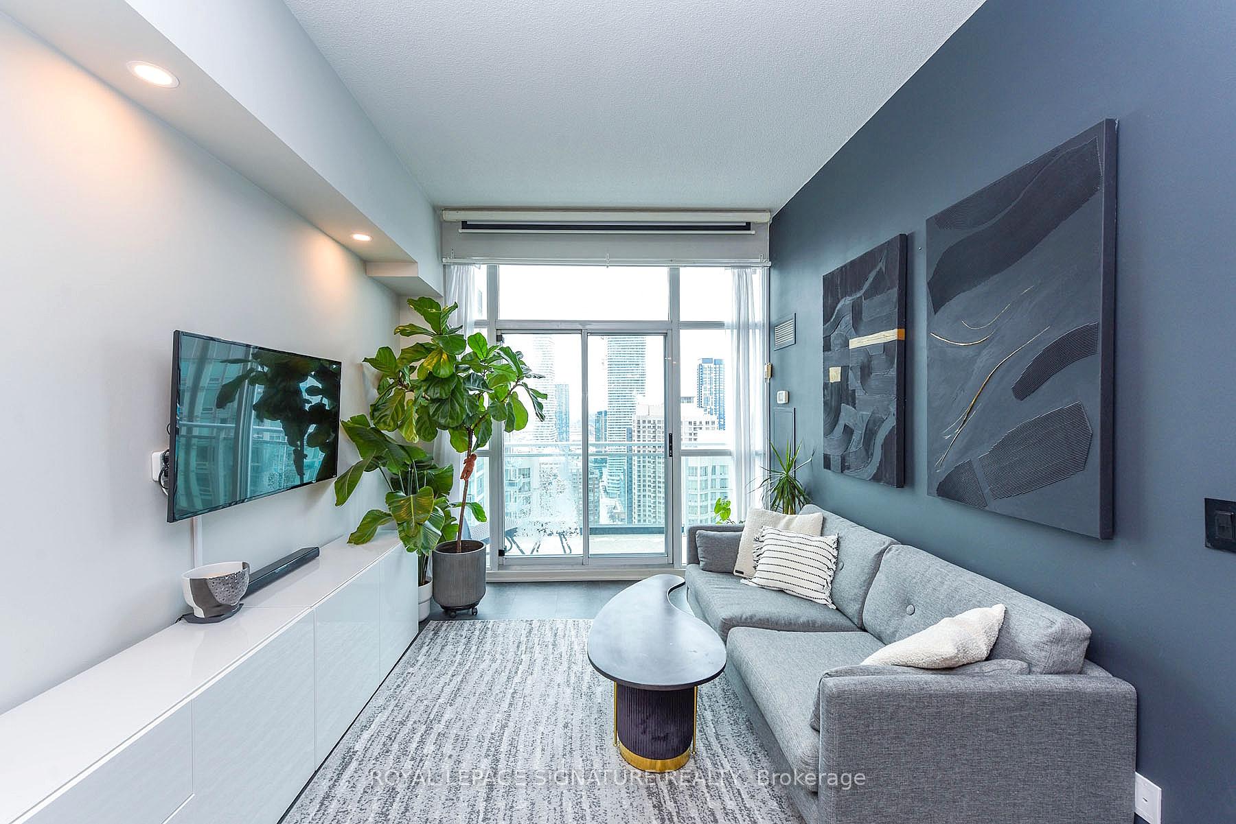 1 Bedroom Condo at 223 Webb,  Mississauga For sale