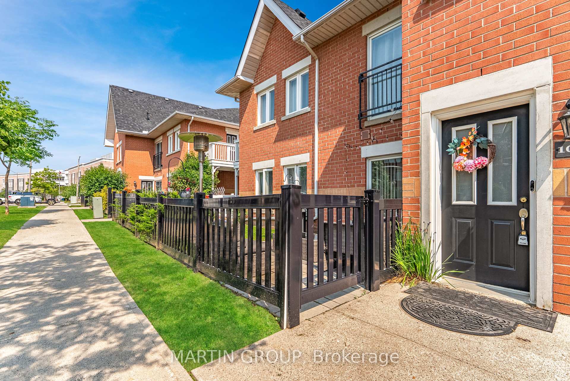 2 Bedrooms Condo at 1701 Lampman, Burlington For sale