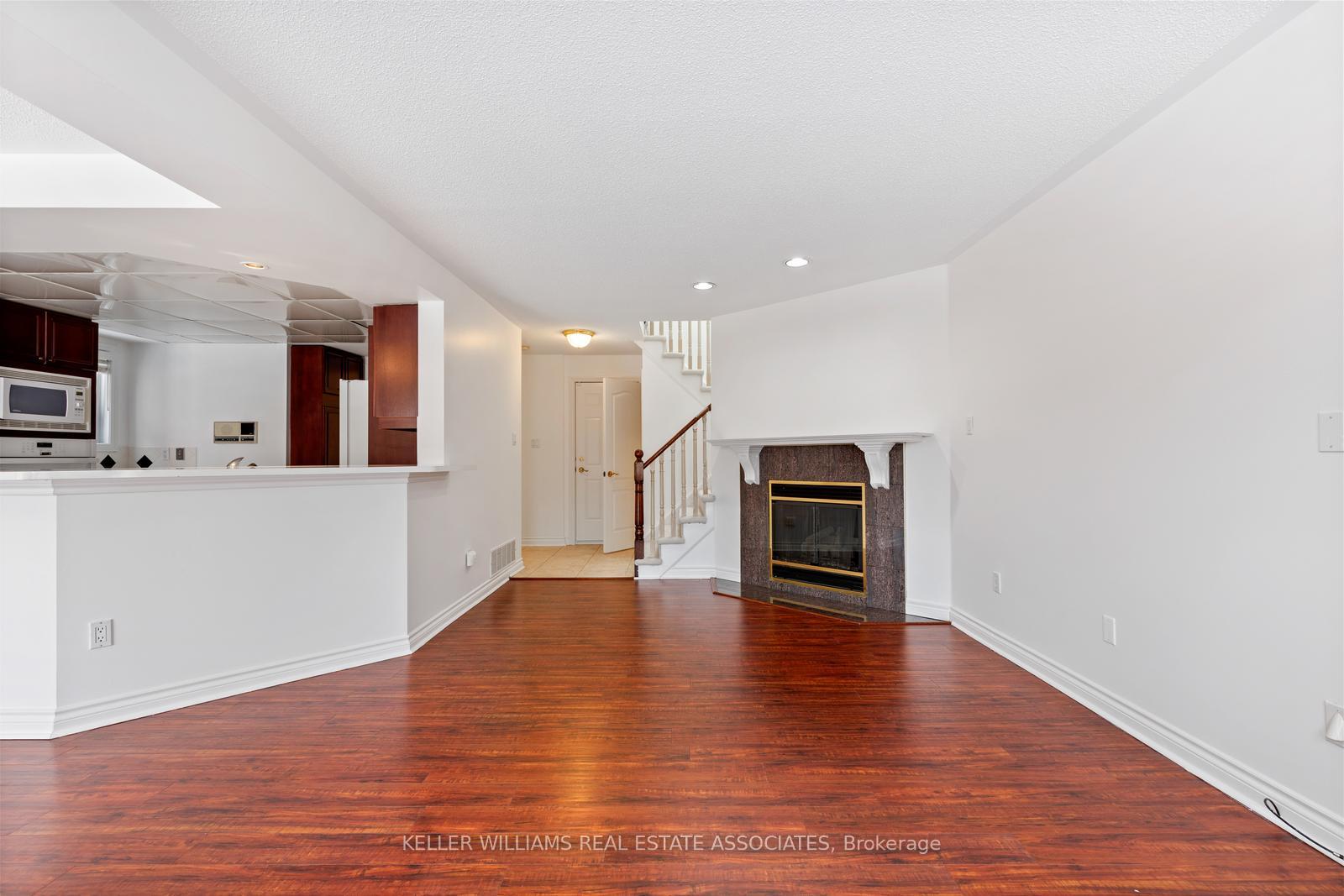 3 Bedrooms Condo at 5480 Glen Erin, Mississauga For sale