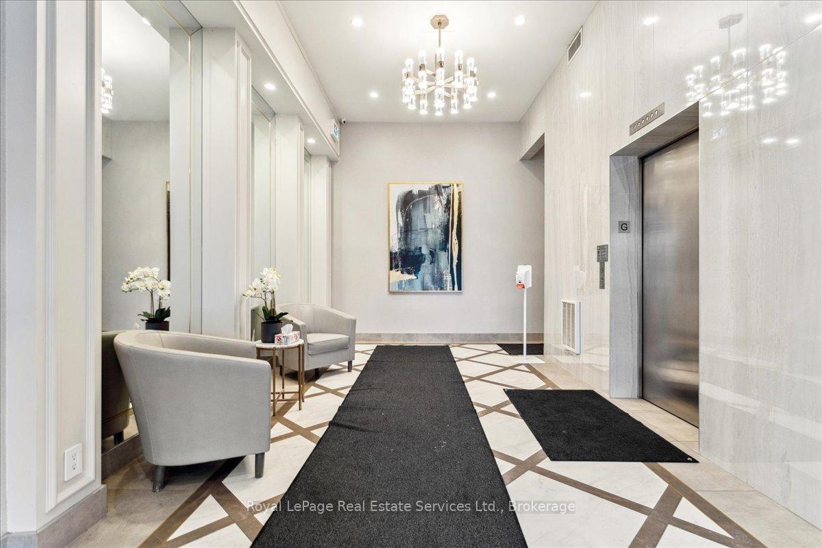 2 Bedrooms Condo at 100 Bronte, Oakville For sale