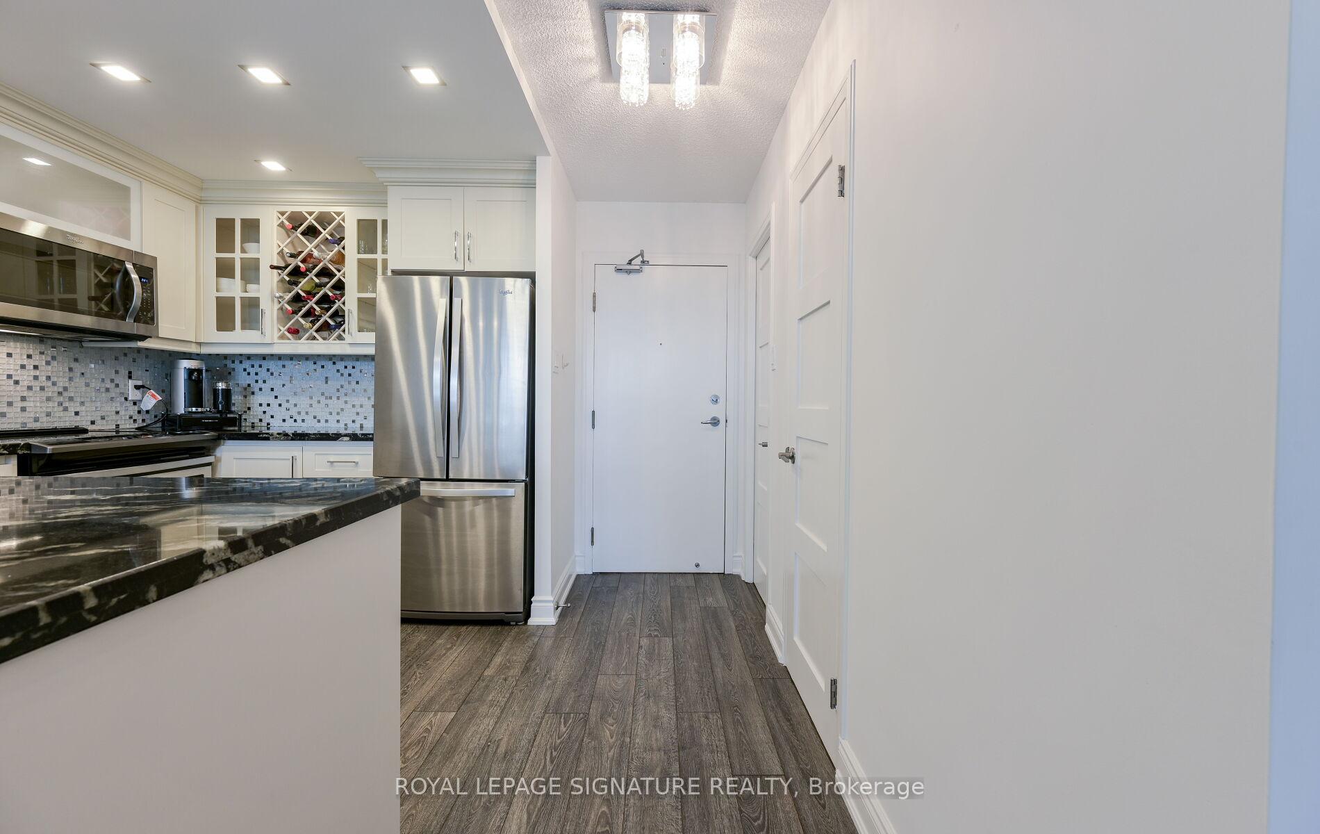 2 Bedrooms Condo at 75 King, Mississauga For sale