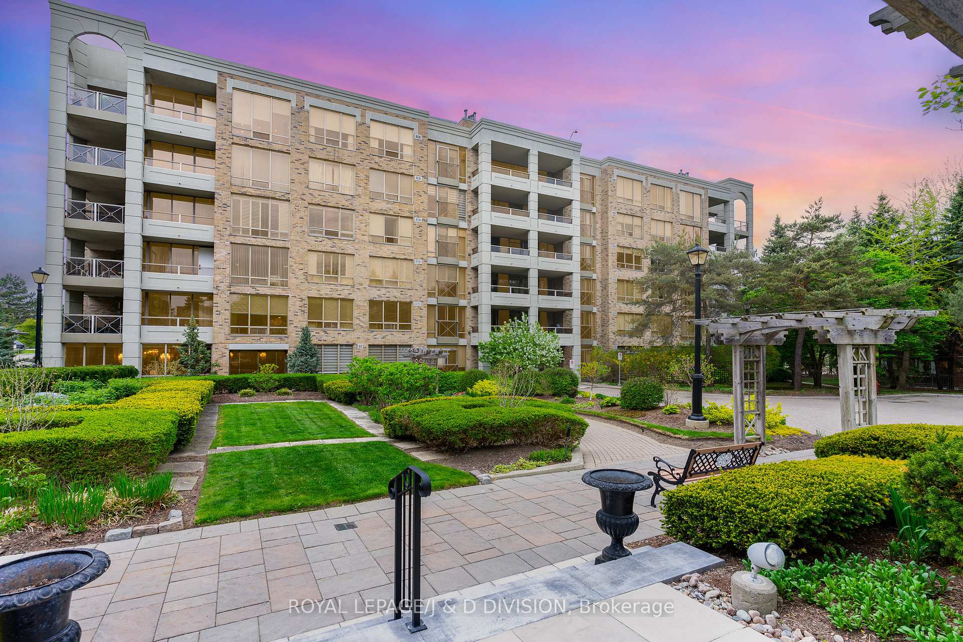 3 Bedrooms Condo at 225 The Donway, Toronto For sale