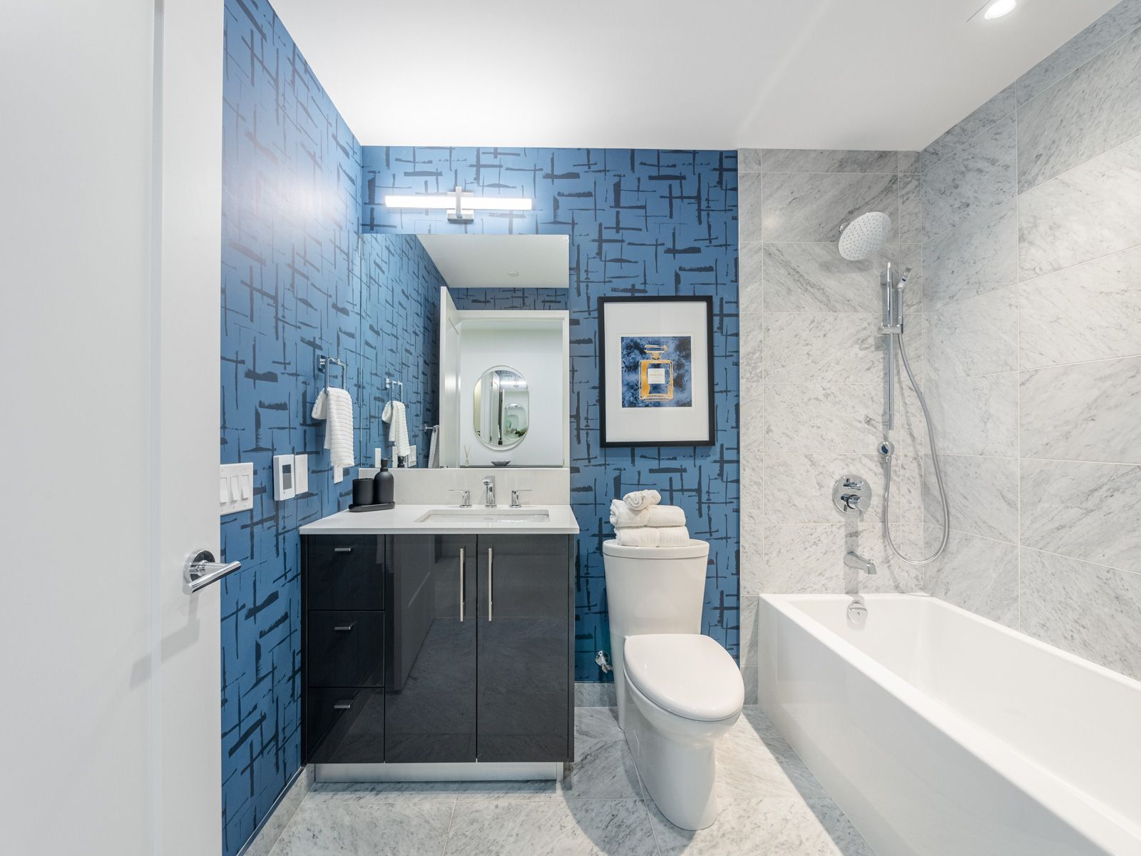 8 Manor Road W 711