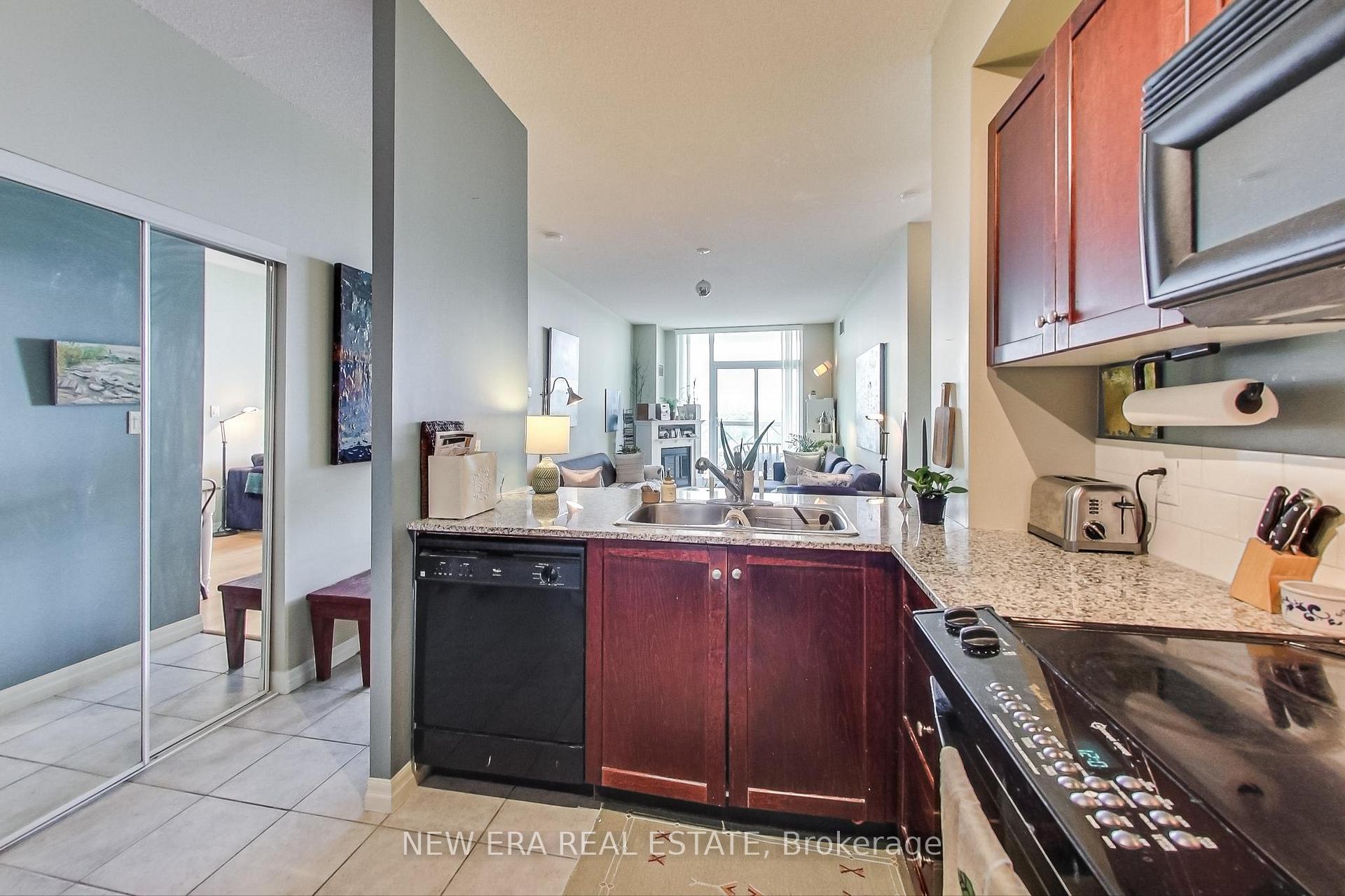 3 Bedrooms Condo at 1359 Rathburn, Mississauga For sale