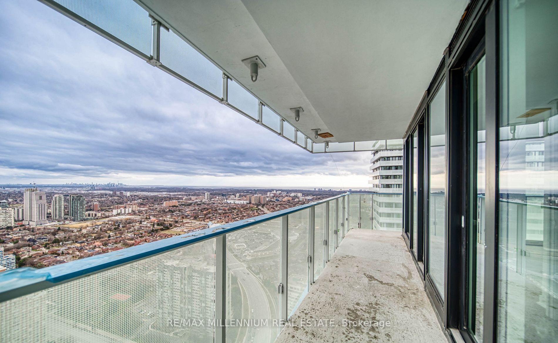 2 Bedrooms Condo at 3900 Confederation, Mississauga For sale