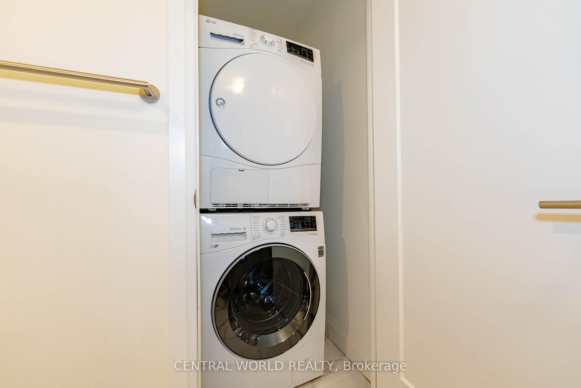 2 Bedrooms Condo at 151 Avenue,  Toronto For sale