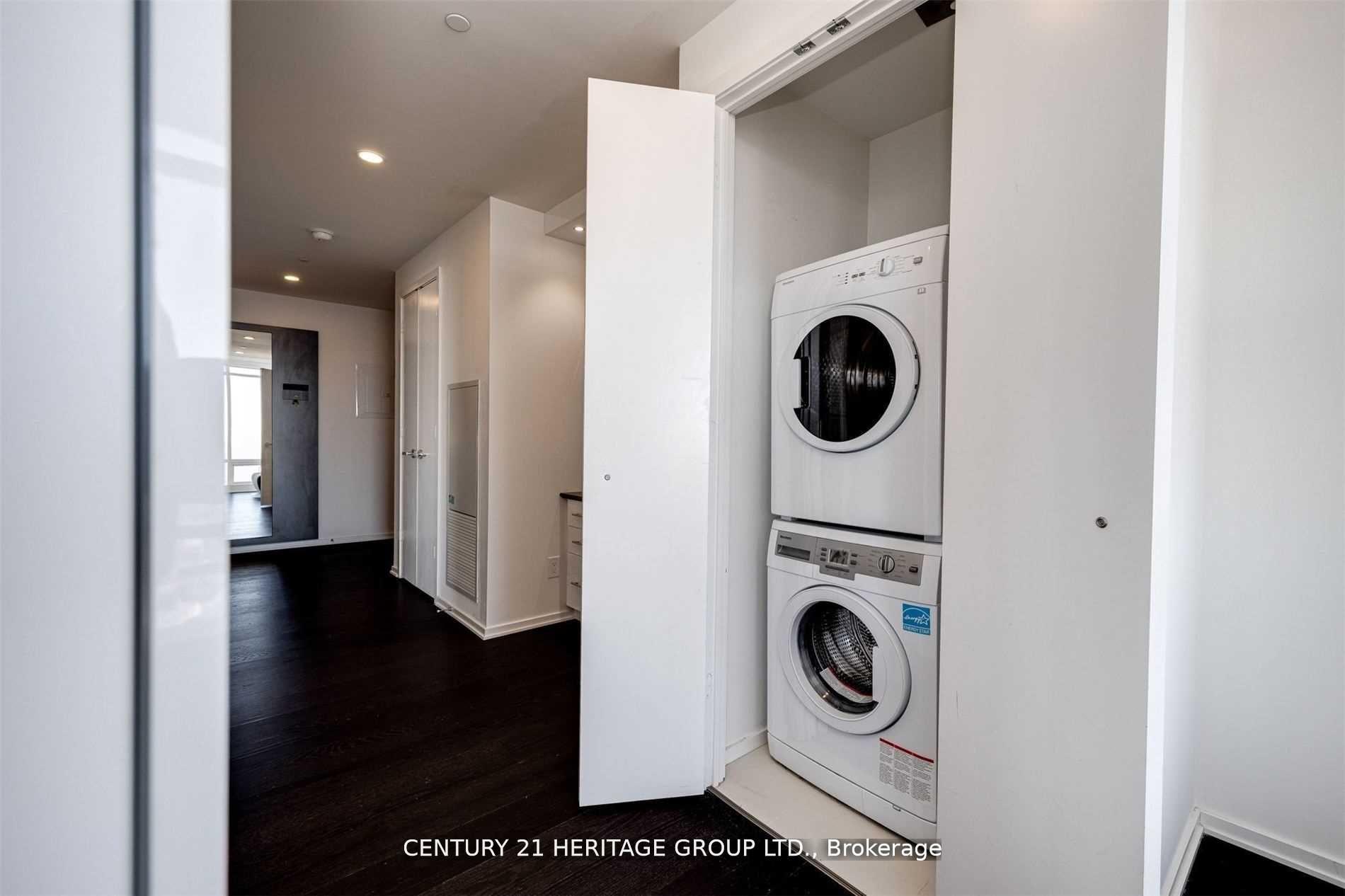 2 Bedrooms Condo at 1 Bloor, Toronto For sale