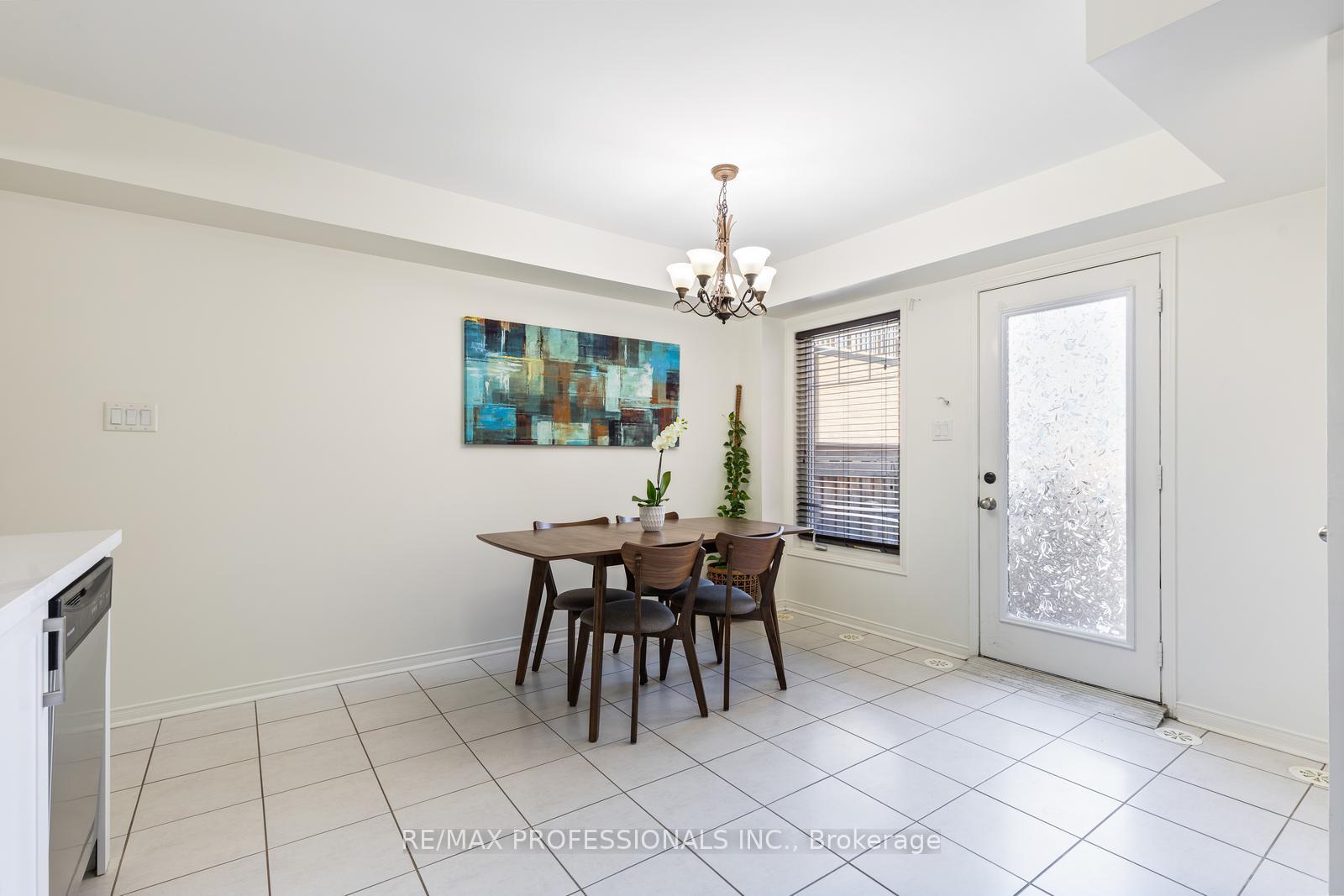 2 Bedrooms Condo at 3070 Thomas, Mississauga For sale