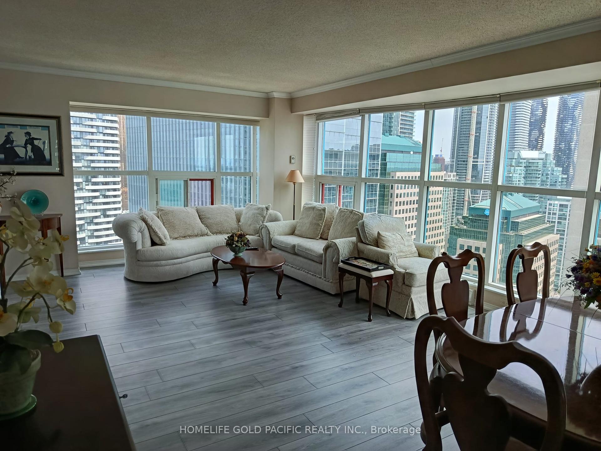 2 Bedrooms Condo at 77 Harbour, Toronto For sale