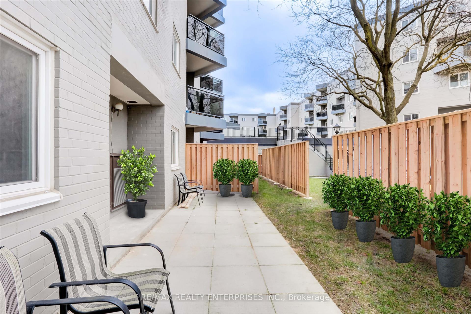 3 Bedrooms Condo at 2001 Bonnymede, Mississauga For sale