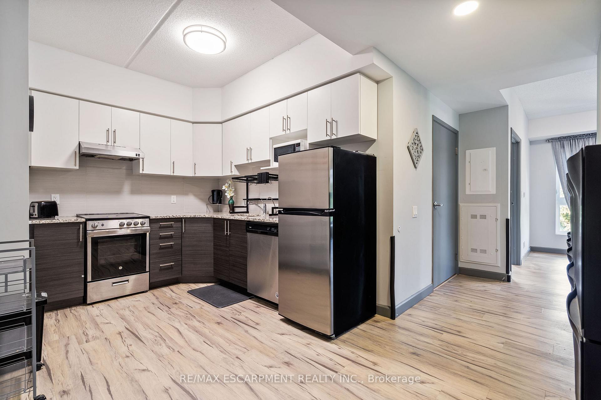 2 Bedrooms Condo at 77 LELAND, Hamilton For sale