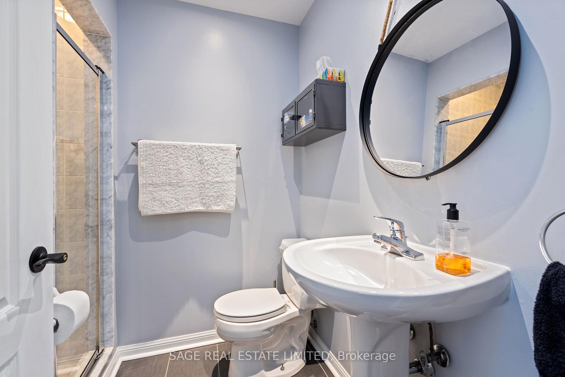 2 Bedrooms Condo at 55 Lorindale, Toronto For sale