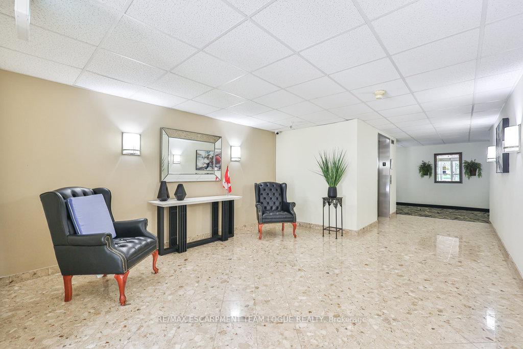 2 Bedrooms Condo at 216 Plains Road West, Burlington For sale