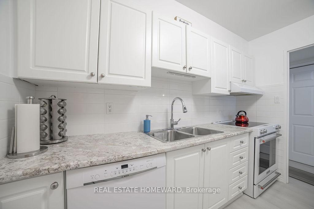 3 Bedrooms Condo at 20 Fashion Roseway, Toronto For sale
