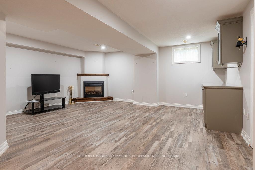 2 Bedrooms Condo at 130 Southbrook, Hamilton For sale