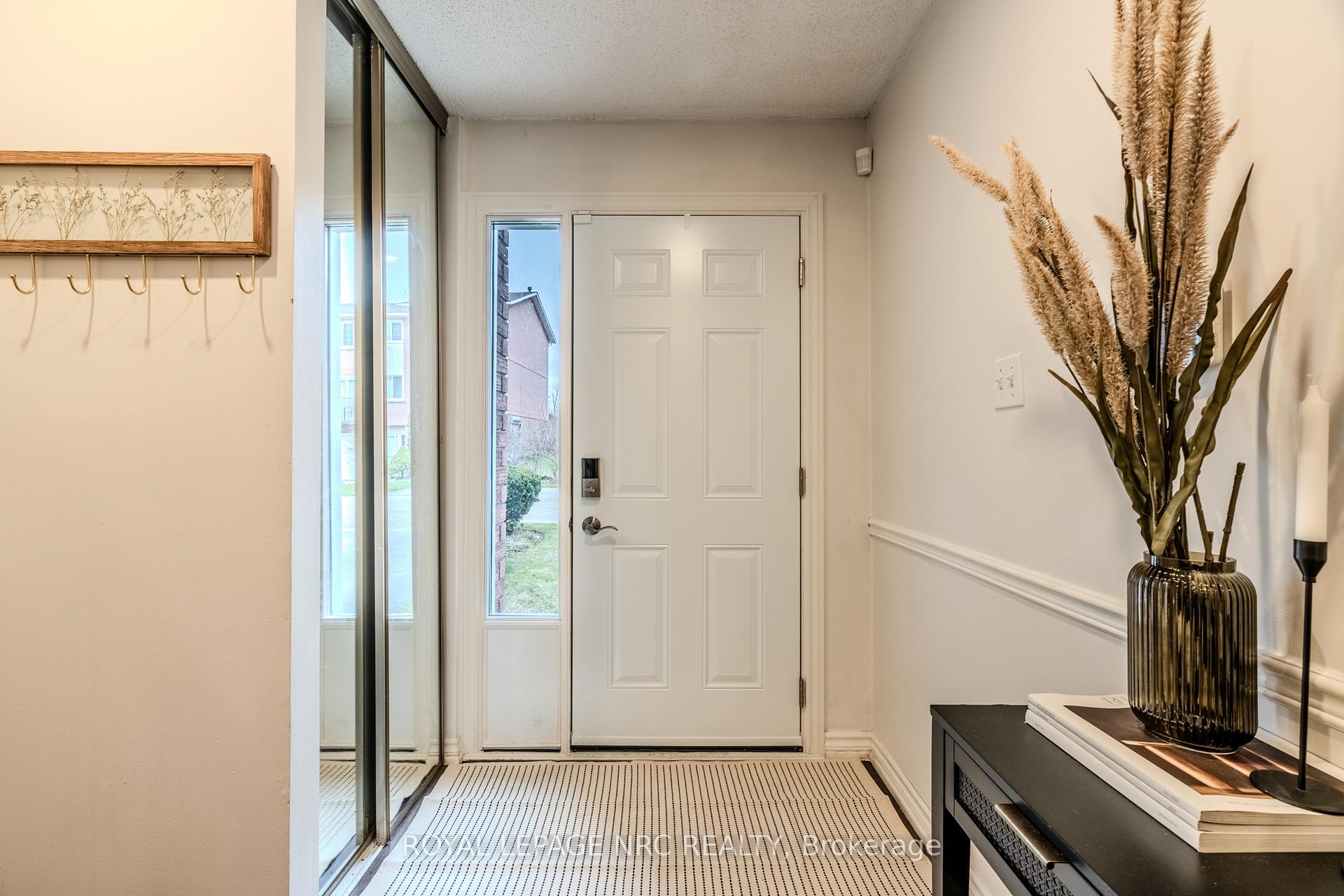 3 Bedrooms Condo at 29 Heritage, Hamilton For sale