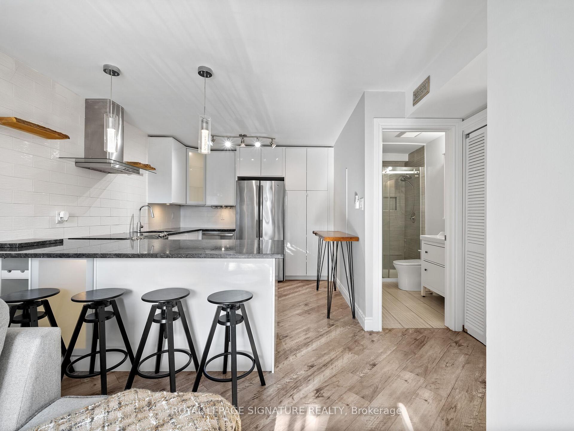 2 Bedrooms Condo at 28 Victoria, Hamilton For sale