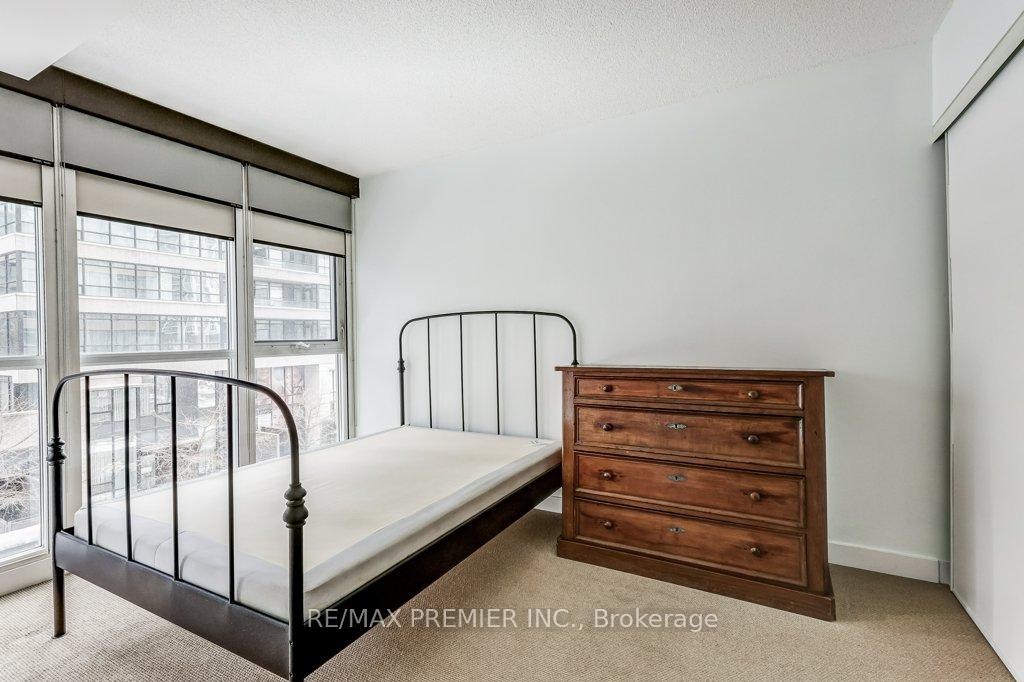 2 Bedrooms Condo at 10 Capreol, Toronto For sale