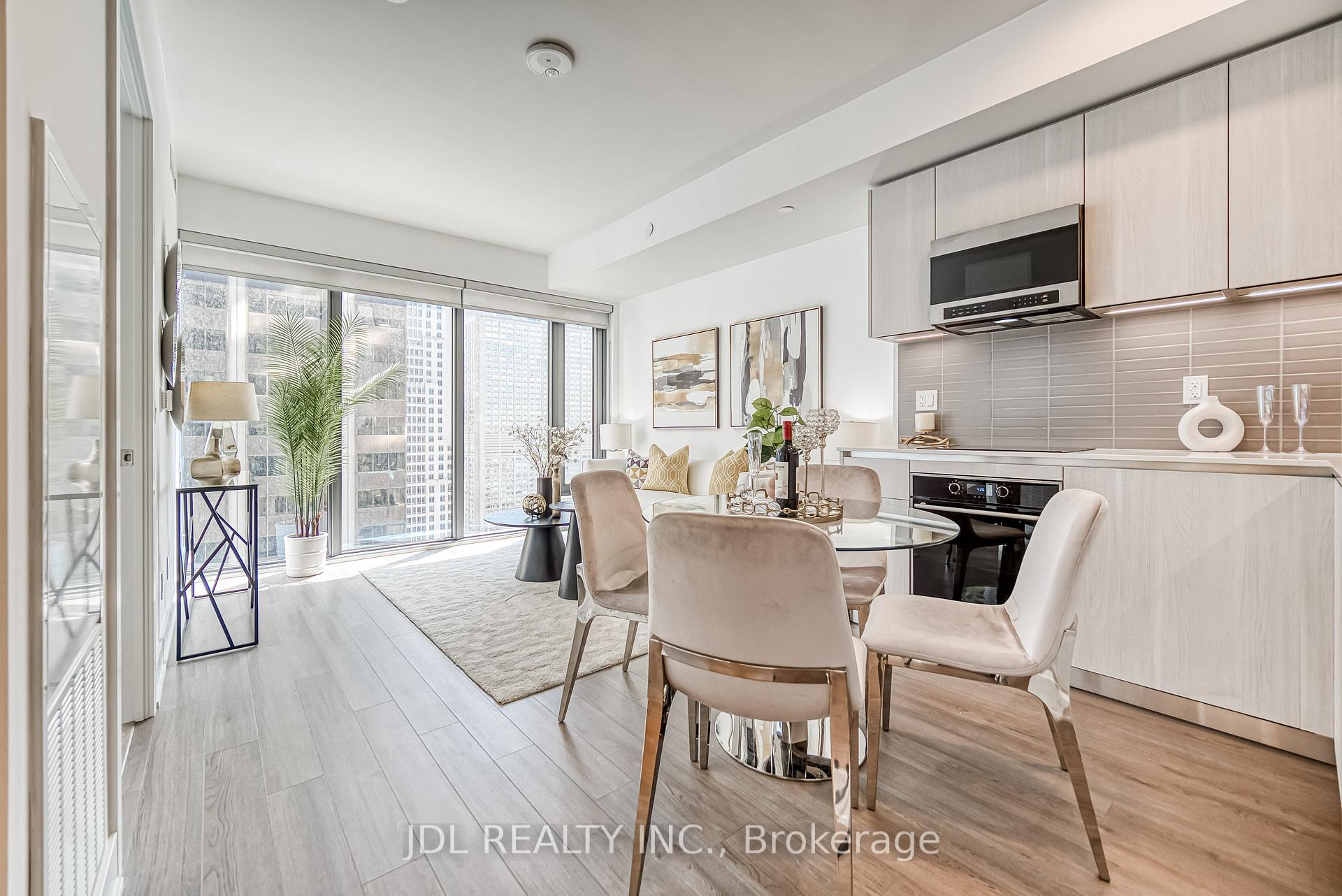 2 Bedrooms Condo at 8 Cumberland, Toronto For sale