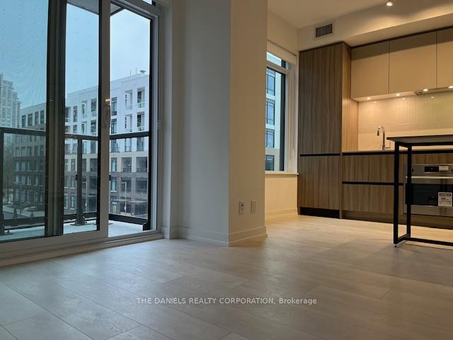 2 Bedrooms Condo at 8 Beverley Glen, Vaughan For sale