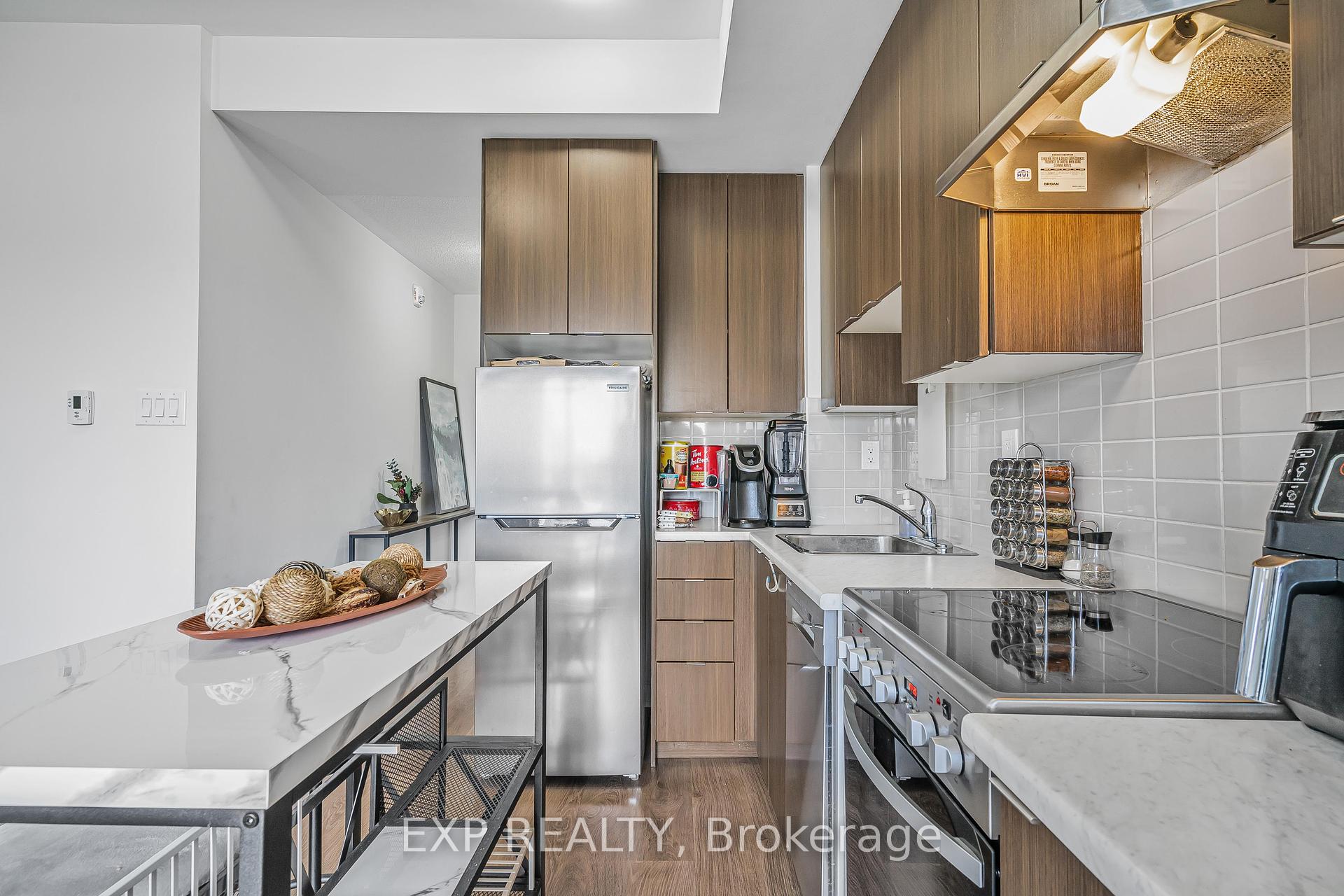 2 Bedrooms Condo at 20 Orchid Place, Toronto For sale