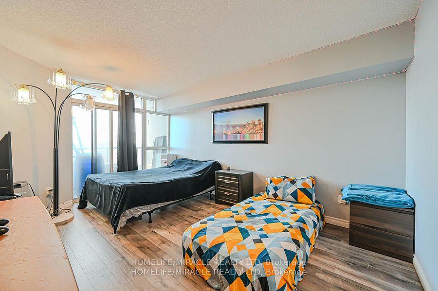 3 Bedrooms Condo at 5 Rowntree, Toronto For sale