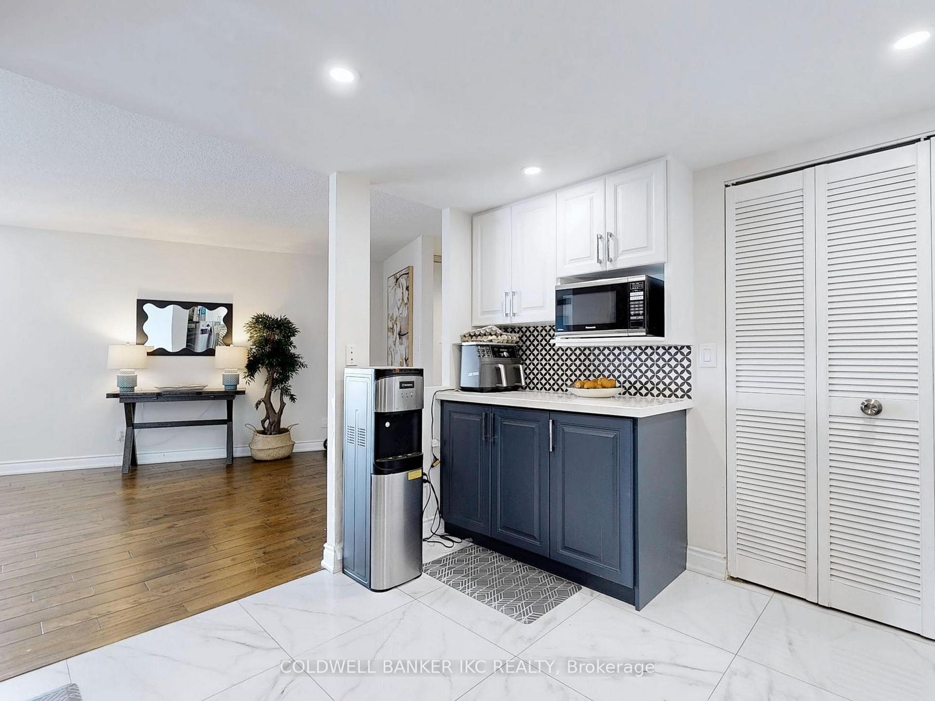 3 Bedrooms Condo at 4235 Sherwoodtowne, Mississauga For sale