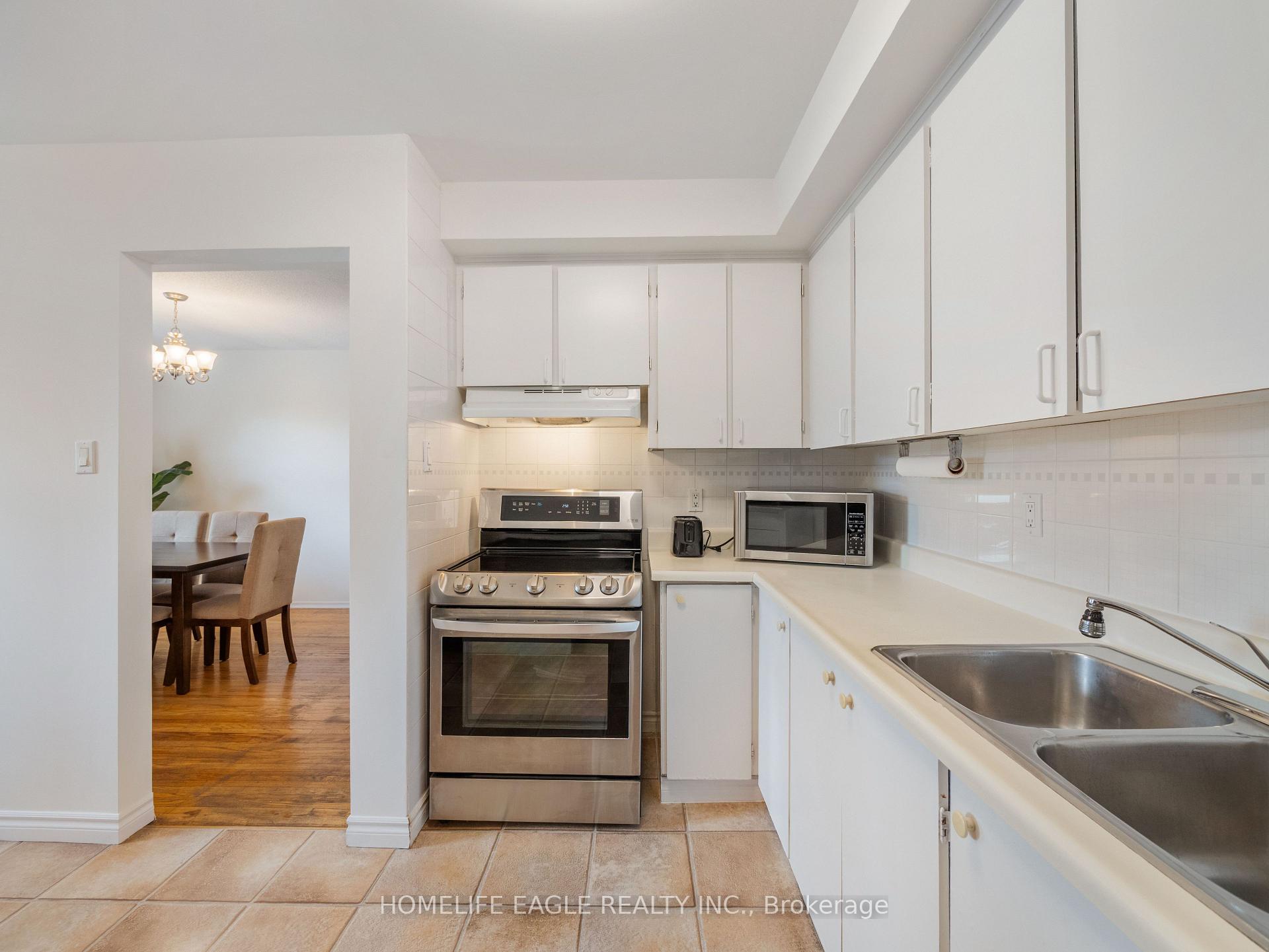 3 Bedrooms Condo at 7255 Dooley, Mississauga For sale