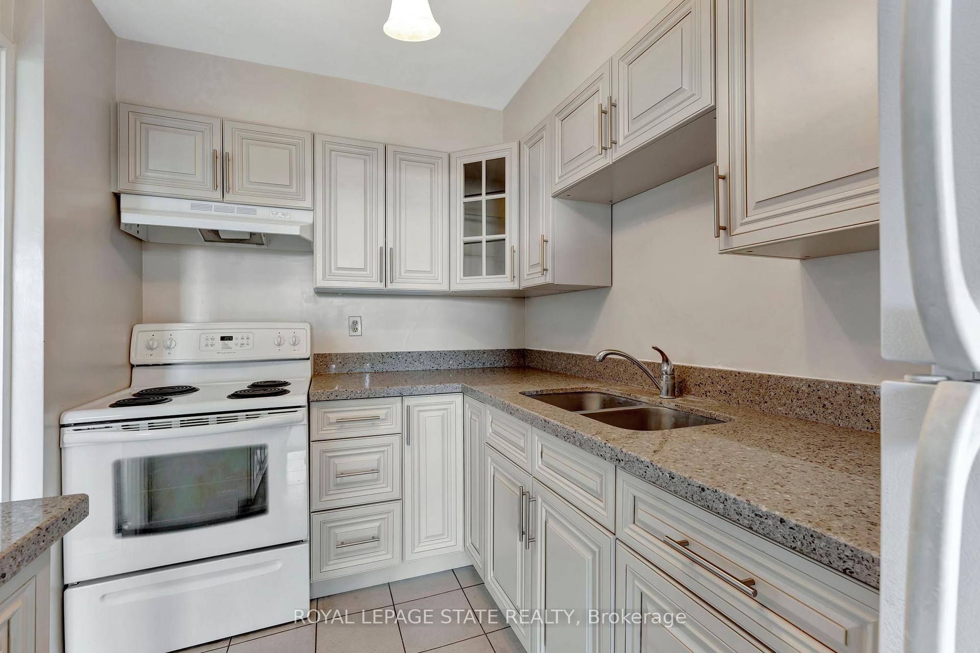 3 Bedrooms Condo at 2263 Marine, Oakville For sale