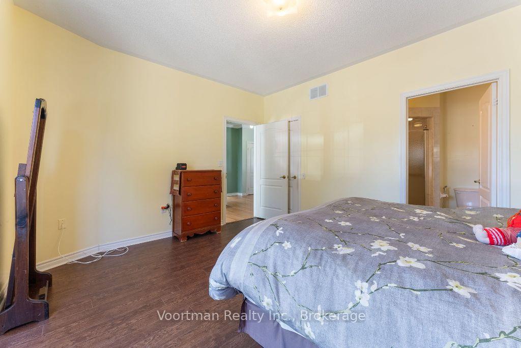 2 Bedrooms Condo at 360 Silverbirch,  Hamilton For sale