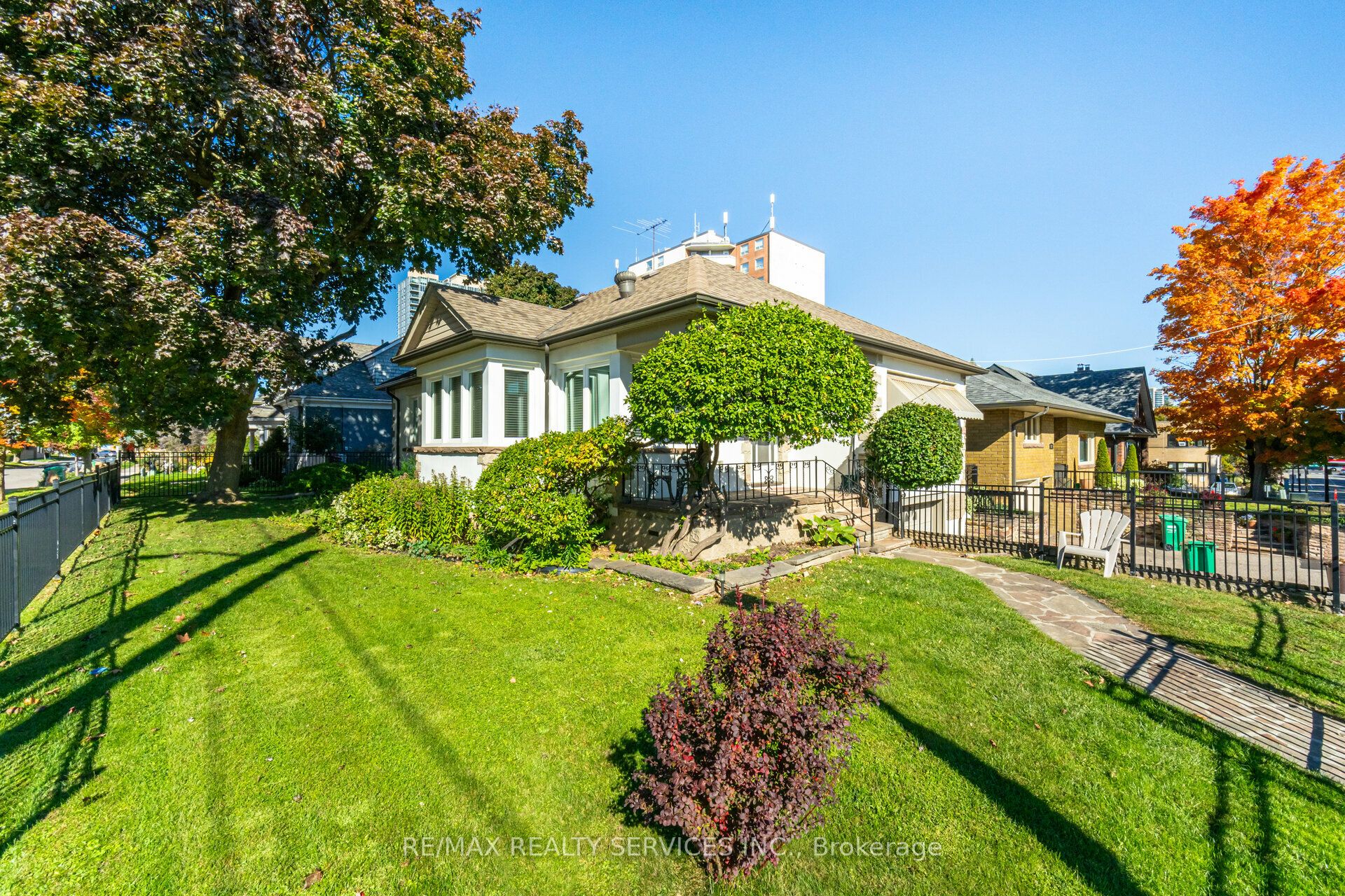 18 Wellington Street W
