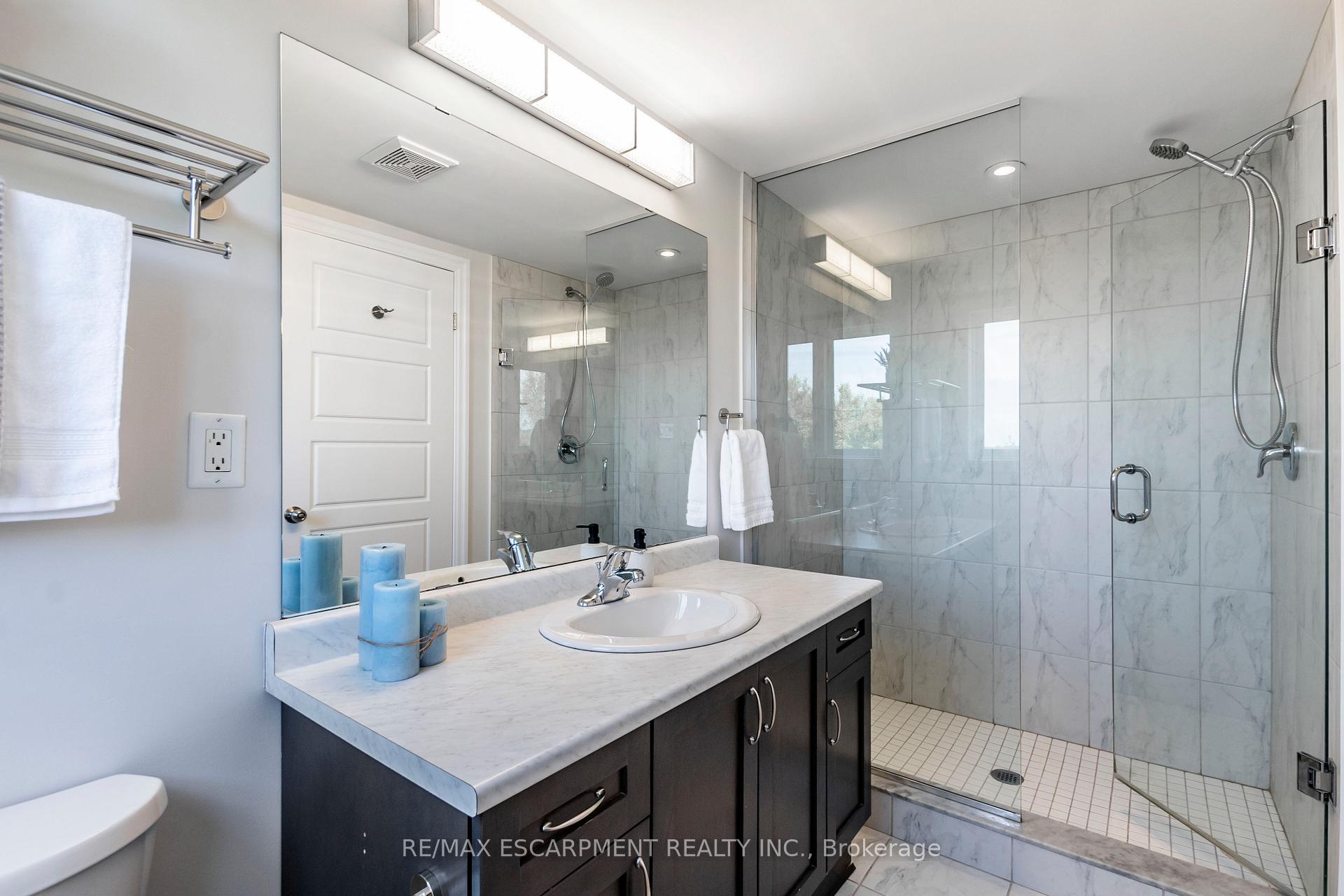 3 Bedrooms Condo at 290 Barton, Hamilton For sale