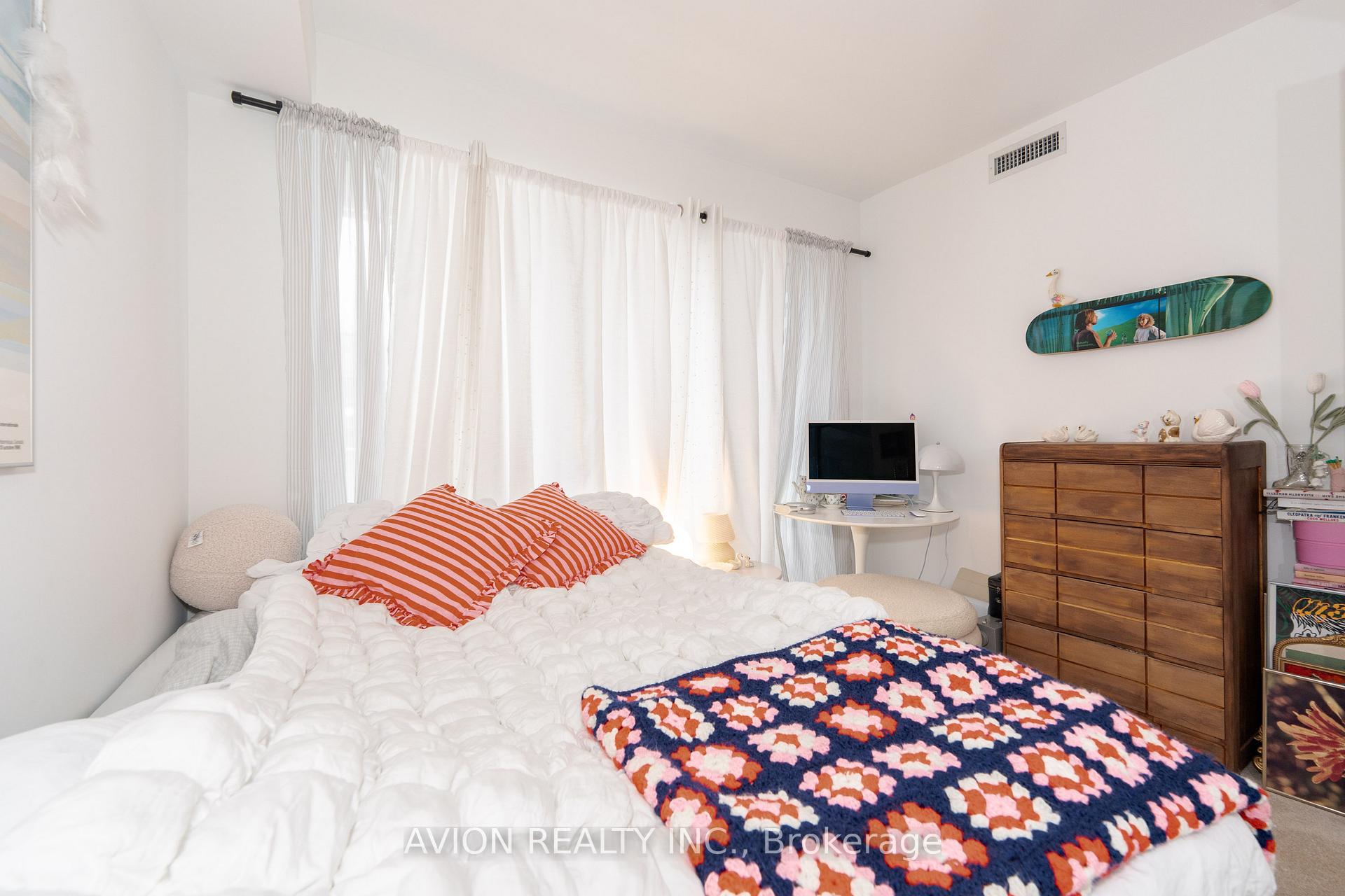 3 Bedrooms Condo at 501 yonge, Toronto For sale