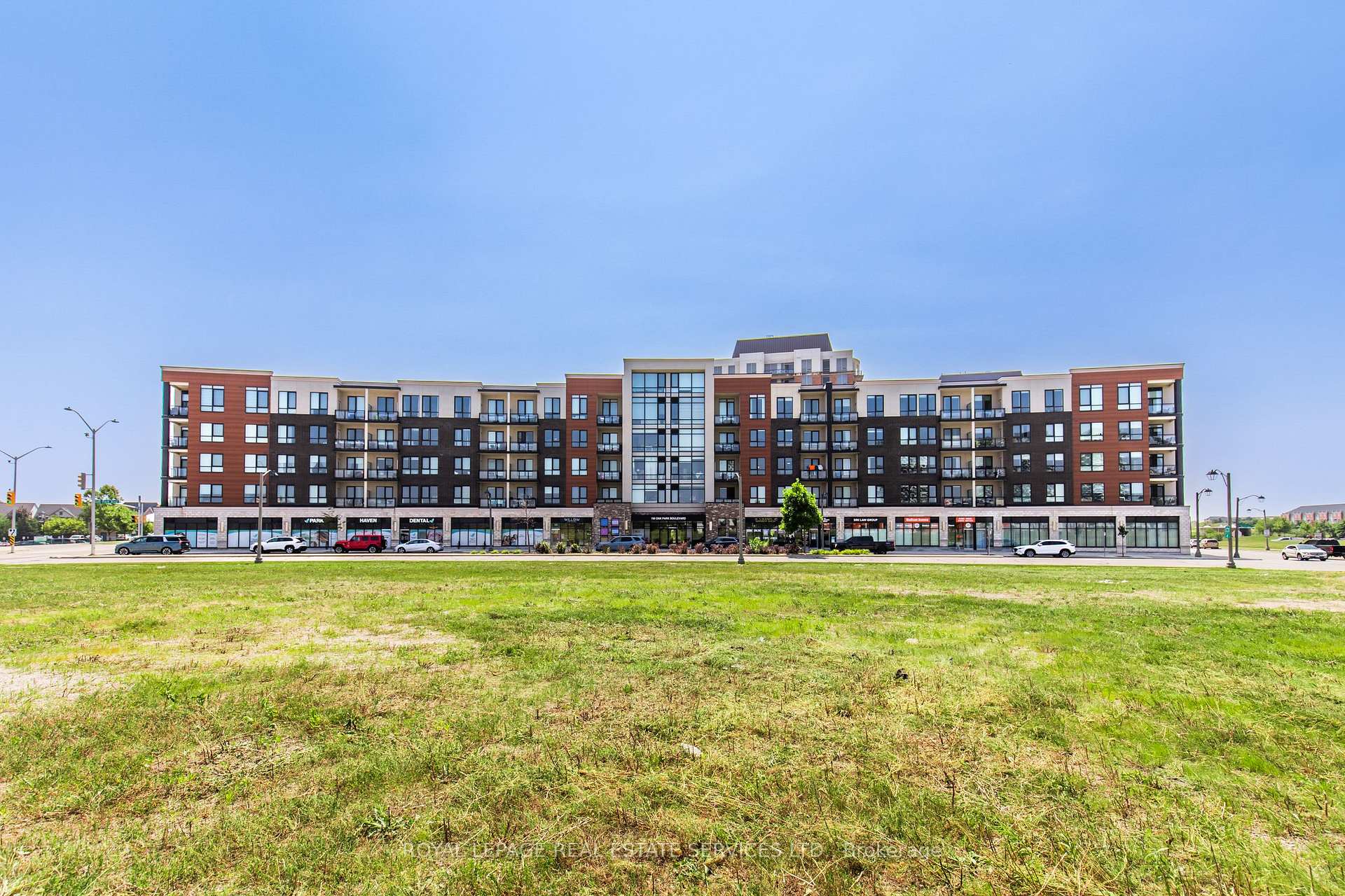 3 Bedrooms Condo at 150 Oak Park, Oakville For sale