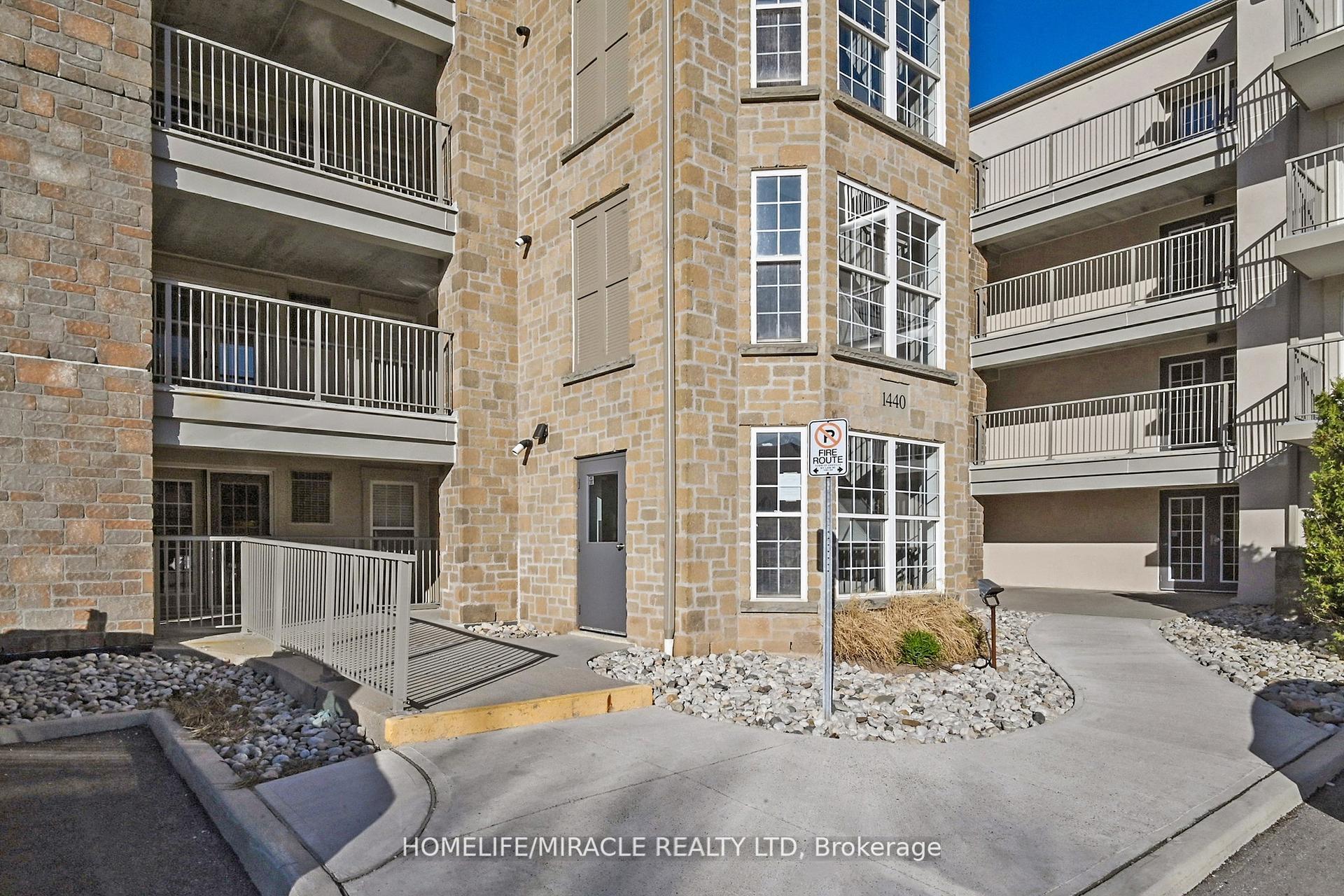 2 Bedrooms Condo at 1440 Bishops, Oakville For sale