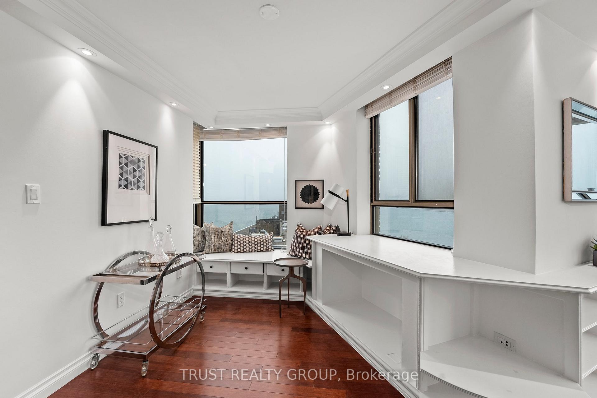 2 Bedrooms Condo at 270 Queens, Toronto For sale