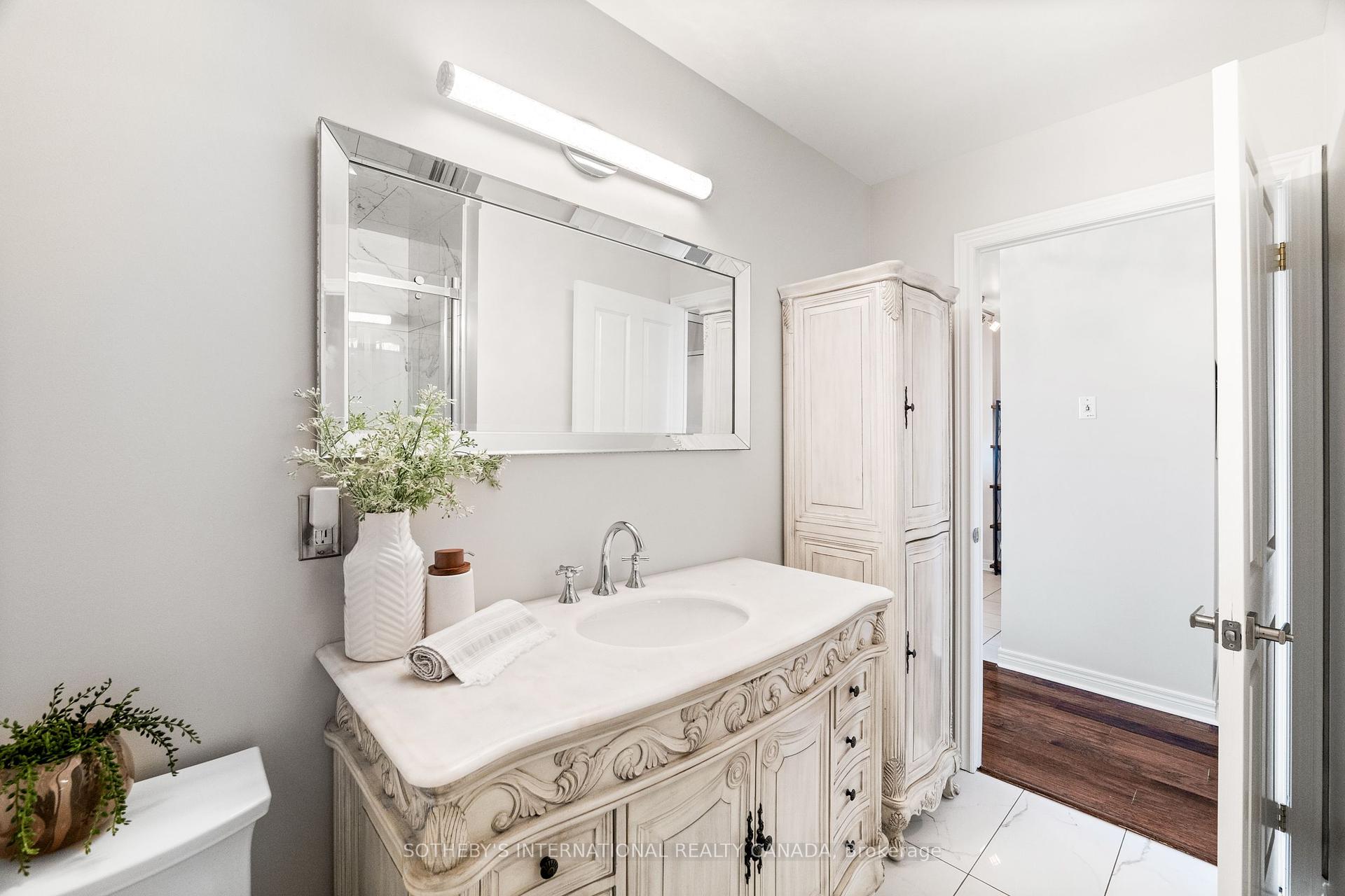 2 Bedrooms Condo at 40 Old Mill, Oakville For sale
