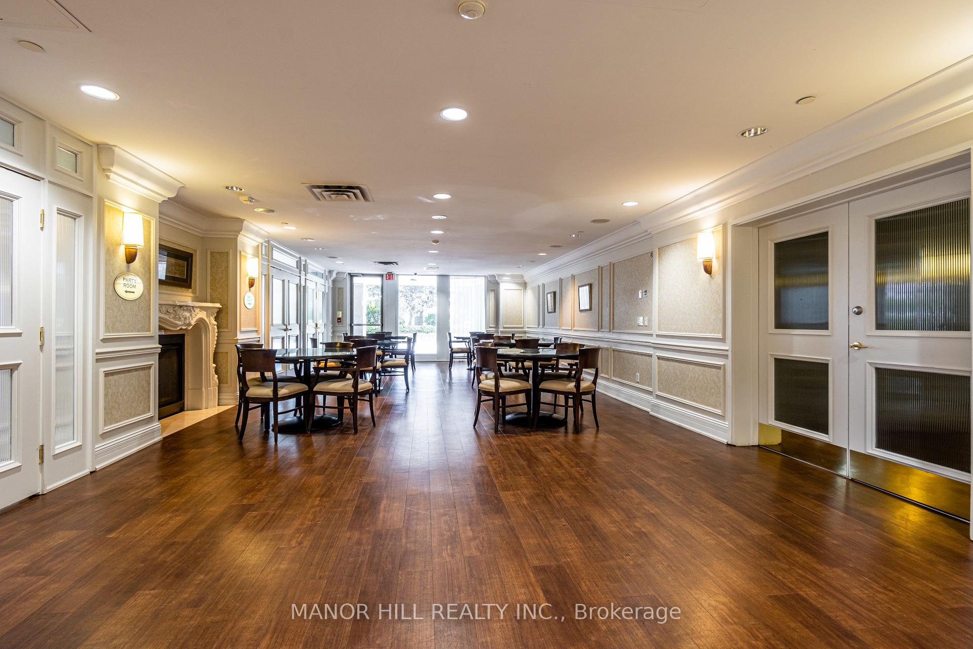 2 Bedrooms Condo at 35 Kingsbridge Garden,  Mississauga For sale