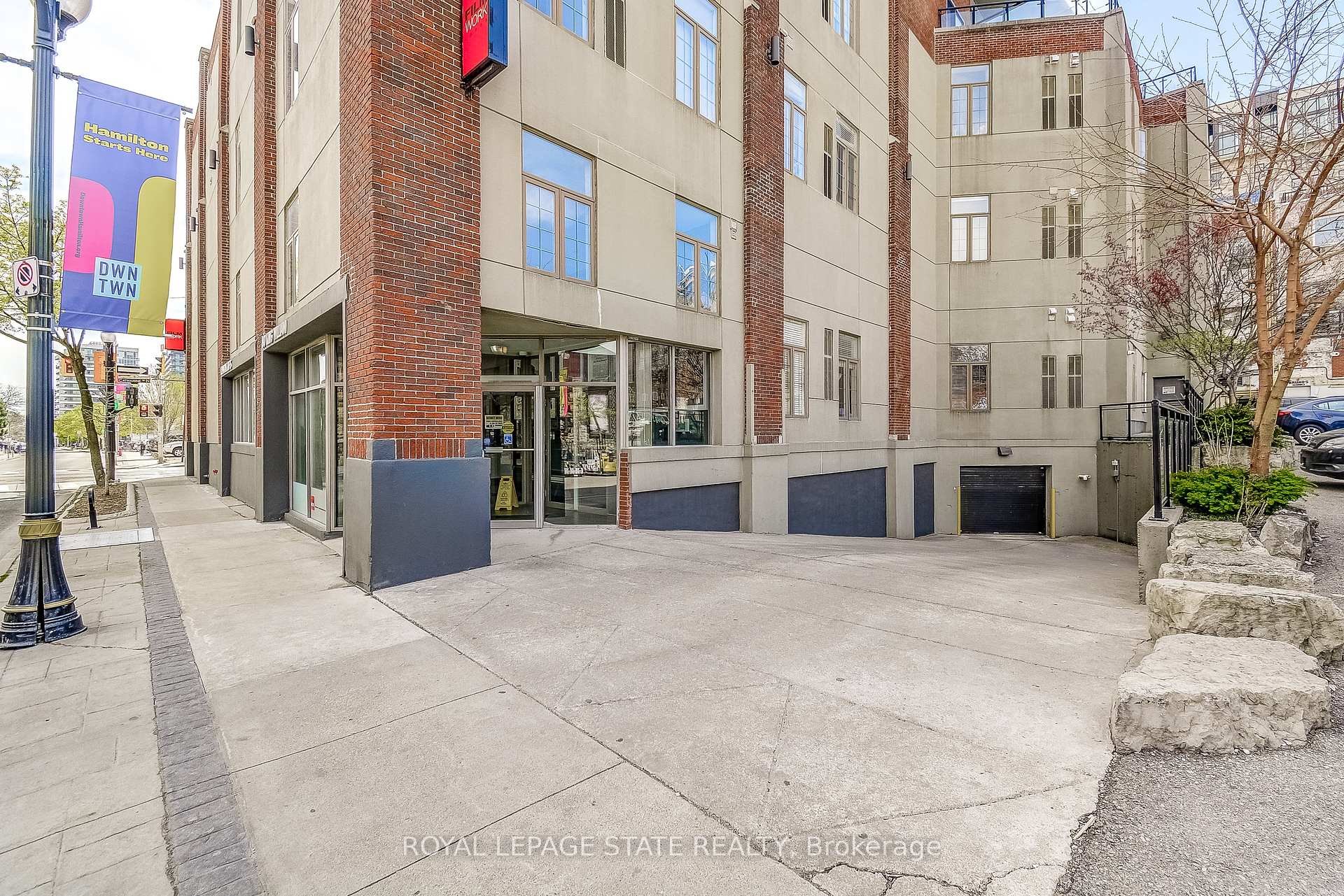 2 Bedrooms Condo at 80 King William, Hamilton For sale