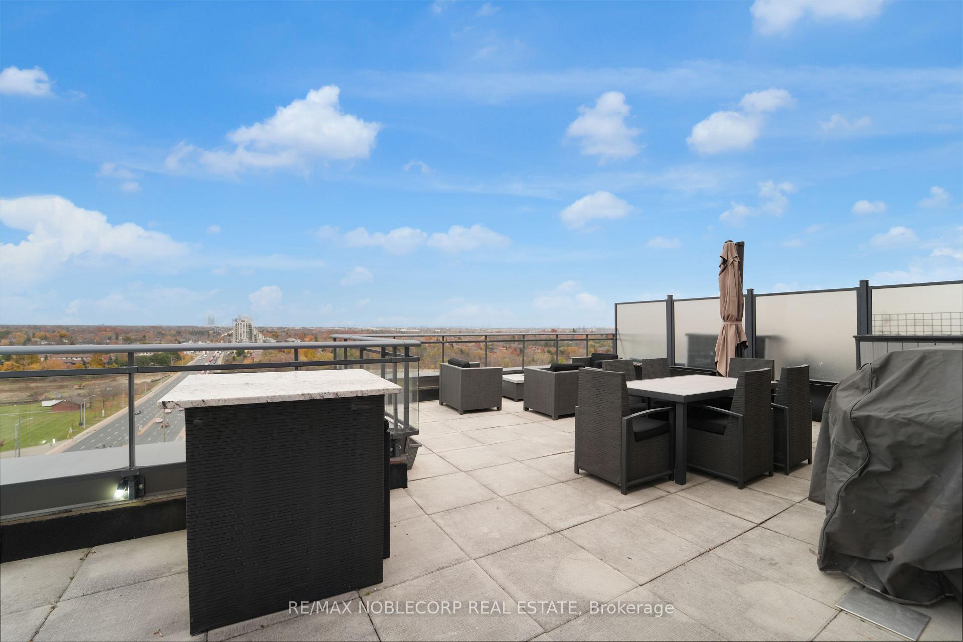 2 Bedrooms Condo at 12 Woodstream, Vaughan For sale