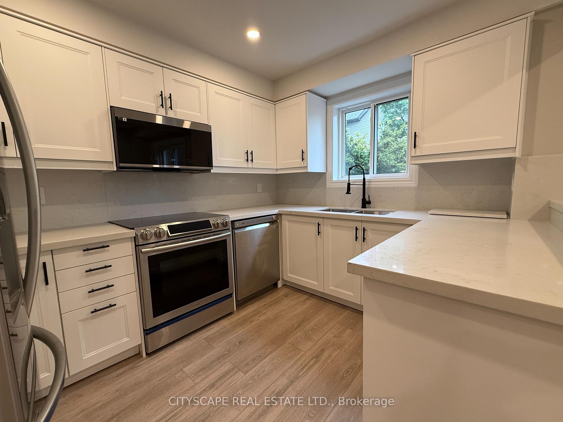 4 Bedrooms Condo at 5659 Glen Erin, Mississauga For sale