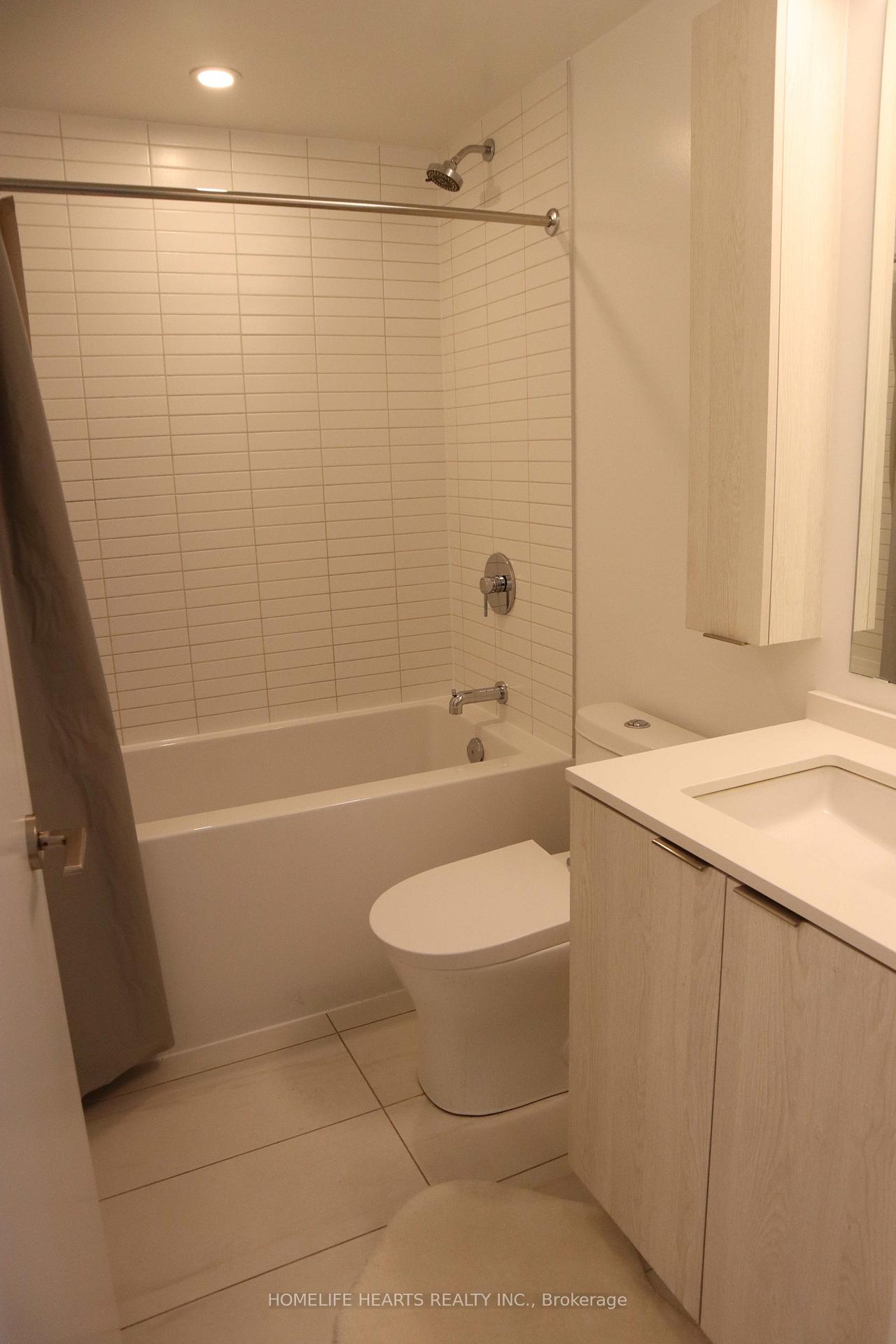 3 Bedrooms Condo at 86 Dundas, Mississauga For sale