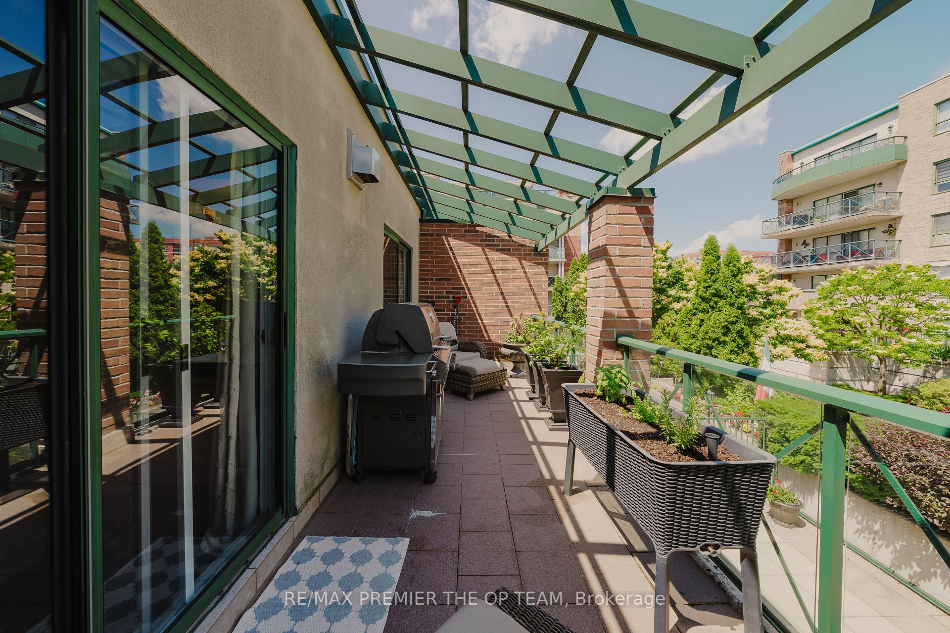 2 Bedrooms Condo at 121 Woodbridge, Vaughan For sale