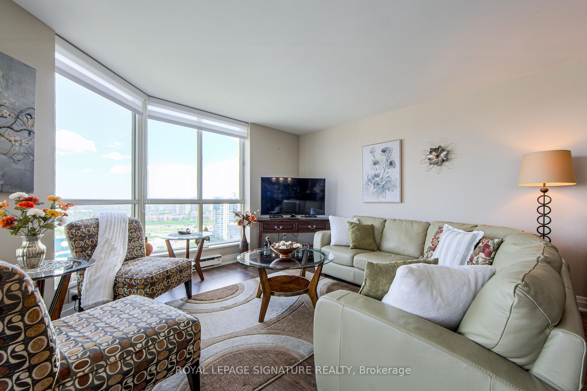 3 Bedrooms Condo at 55 Kingsbridge Garden, Mississauga For sale