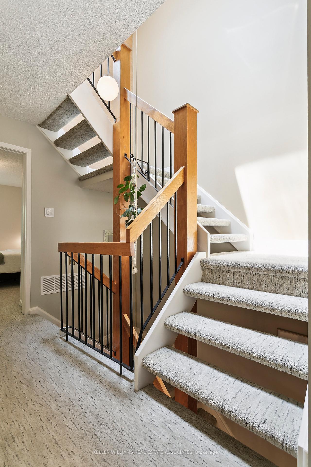 3 Bedrooms Condo at 1250 Marlborough, Oakville For sale