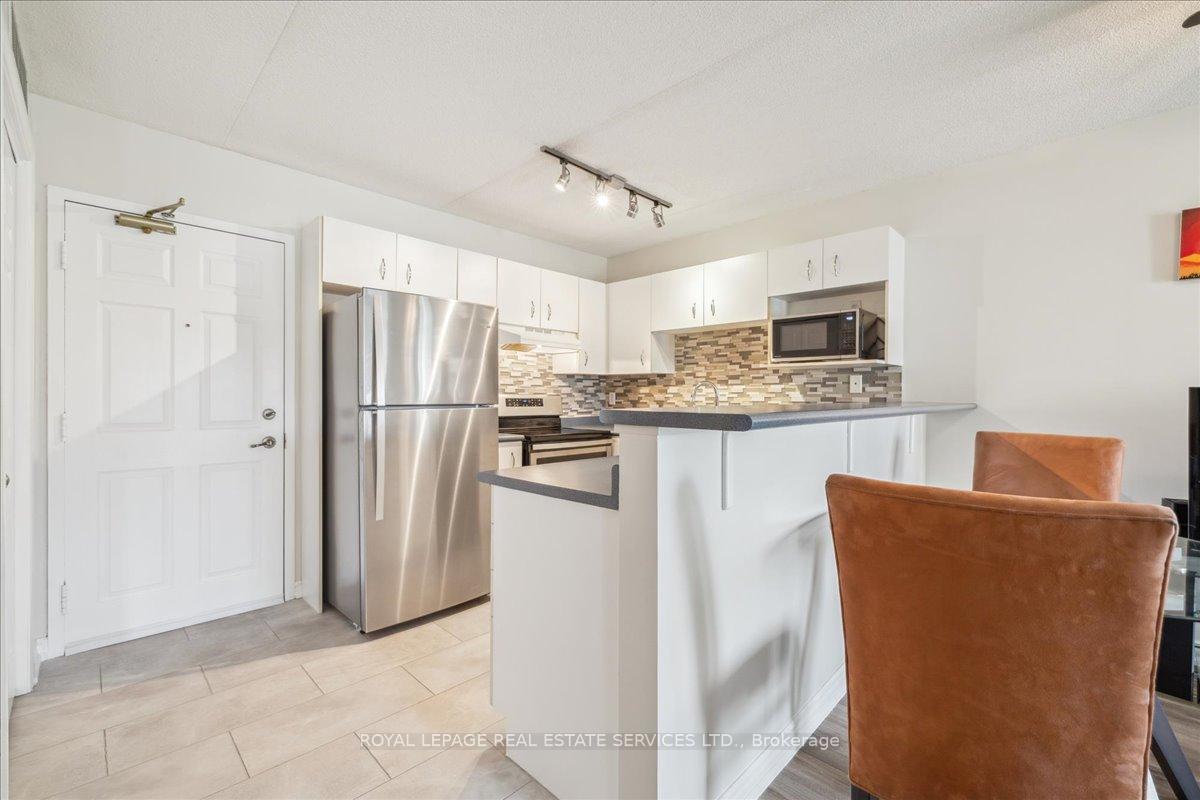 2 Bedrooms Condo at 1441 Walkers, Burlington For sale