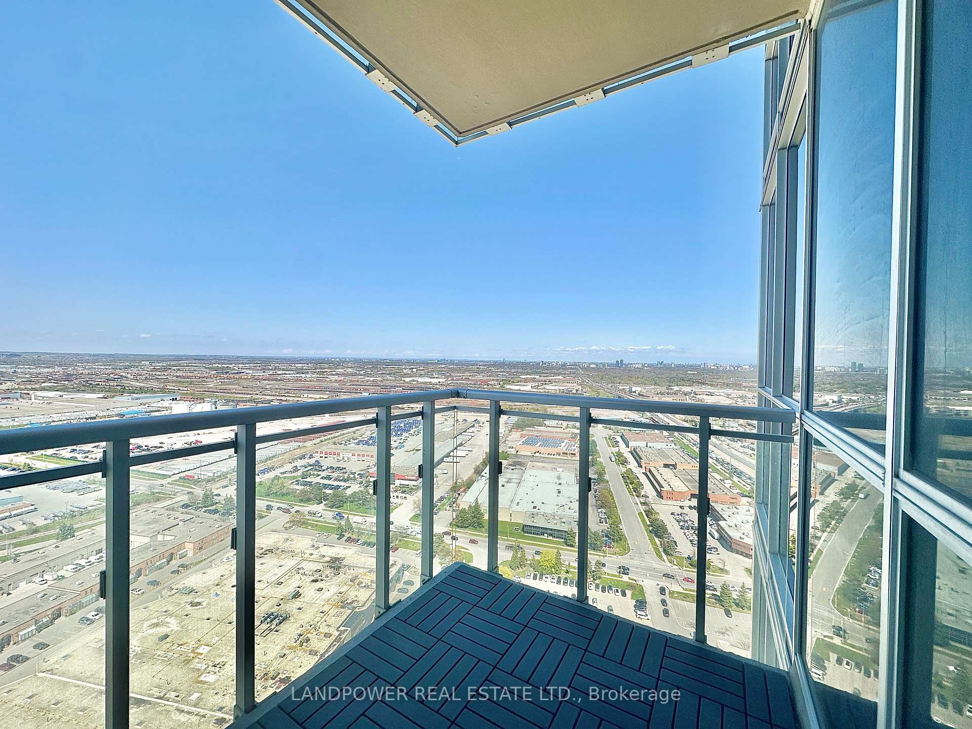 2 Bedrooms Condo at 2908 Highway 7, Vaughan For sale