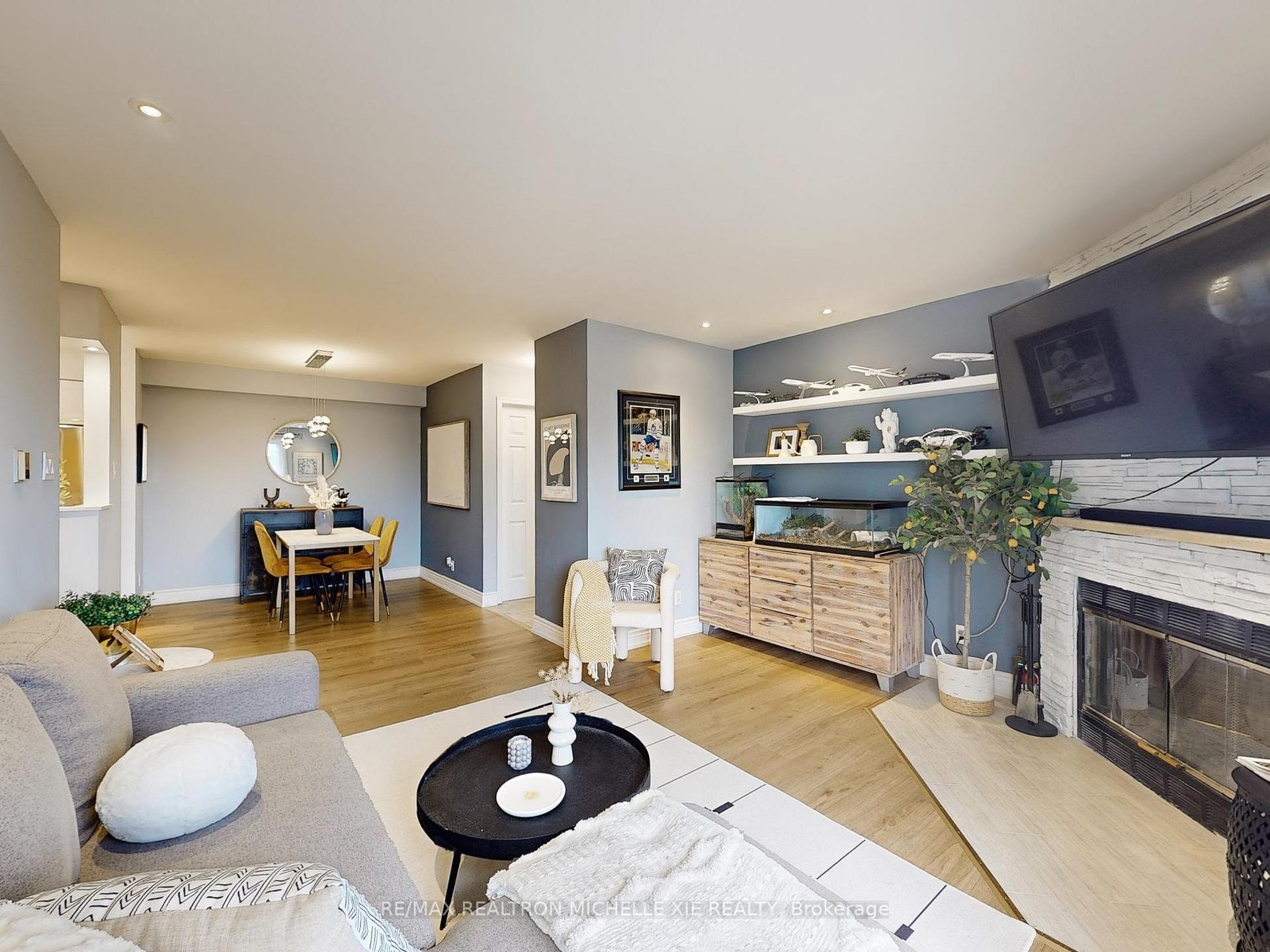 2 Bedrooms Condo at 65 Trailwood, Mississauga For sale