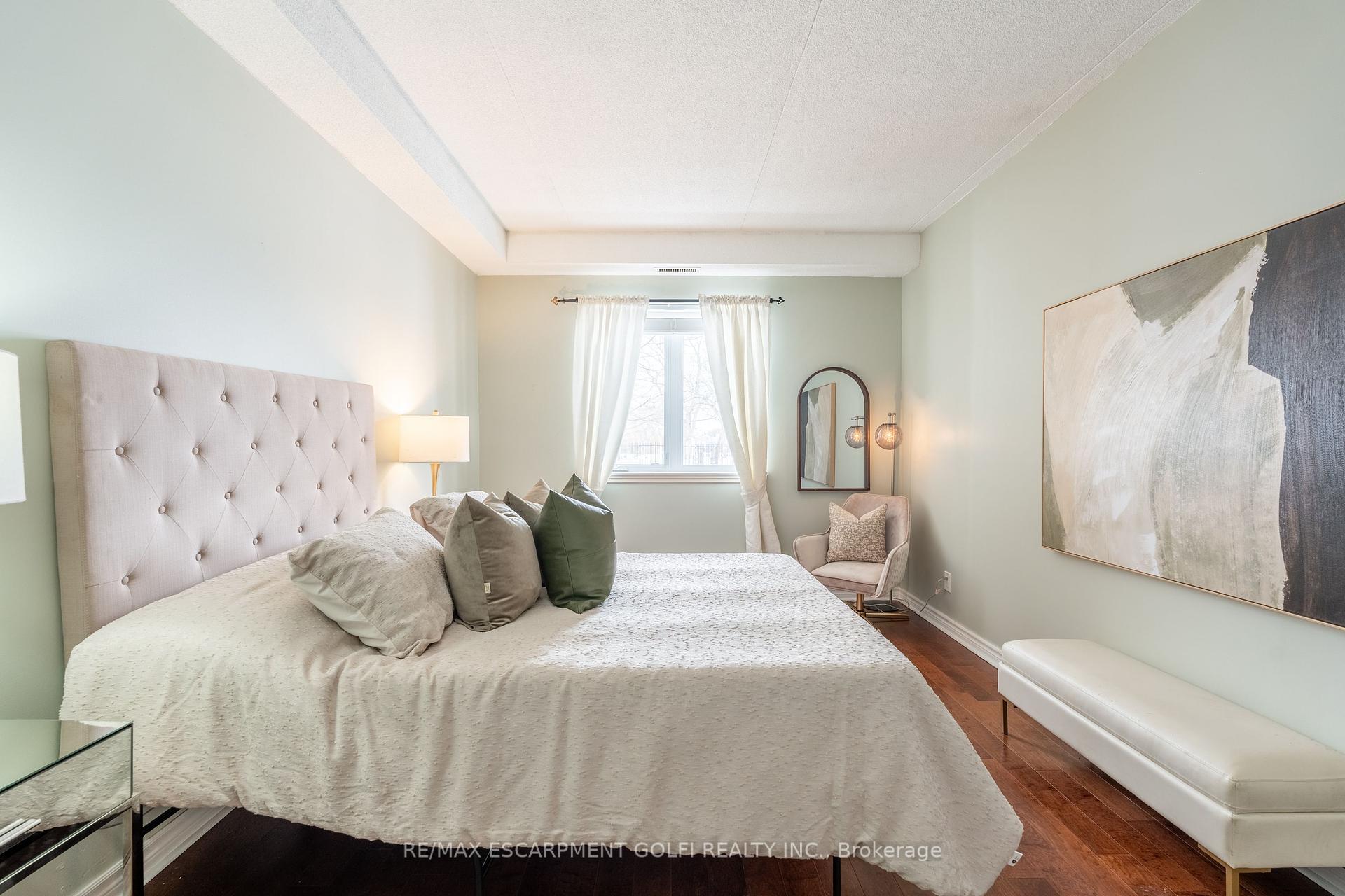 2 Bedrooms Condo at 416 LIMERIDGE,  Hamilton For sale