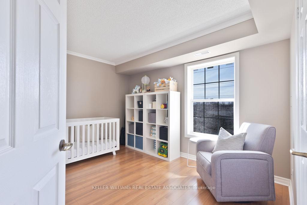 2 Bedrooms Condo at 4003 Kilmer, Burlington For sale